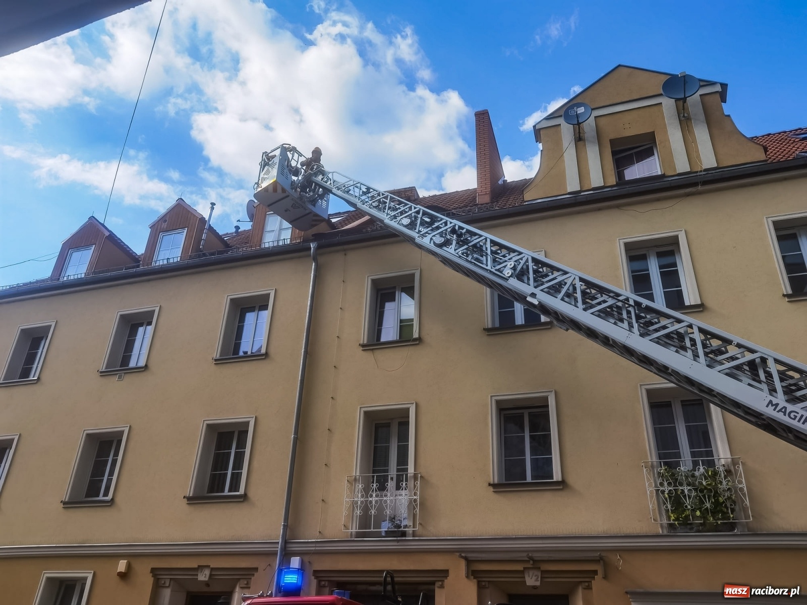 Zdjęcie w galerii na portalu naszraciborz.pl: Raport 998. To mogło skończyć się tragicznie. Spadające dachówki na Solnej wiadomości z regionu