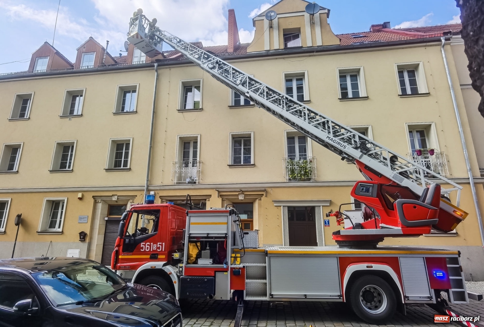 Zdjęcie w galerii na portalu naszraciborz.pl: Raport 998. To mogło skończyć się tragicznie. Spadające dachówki na Solnej wiadomości z regionu