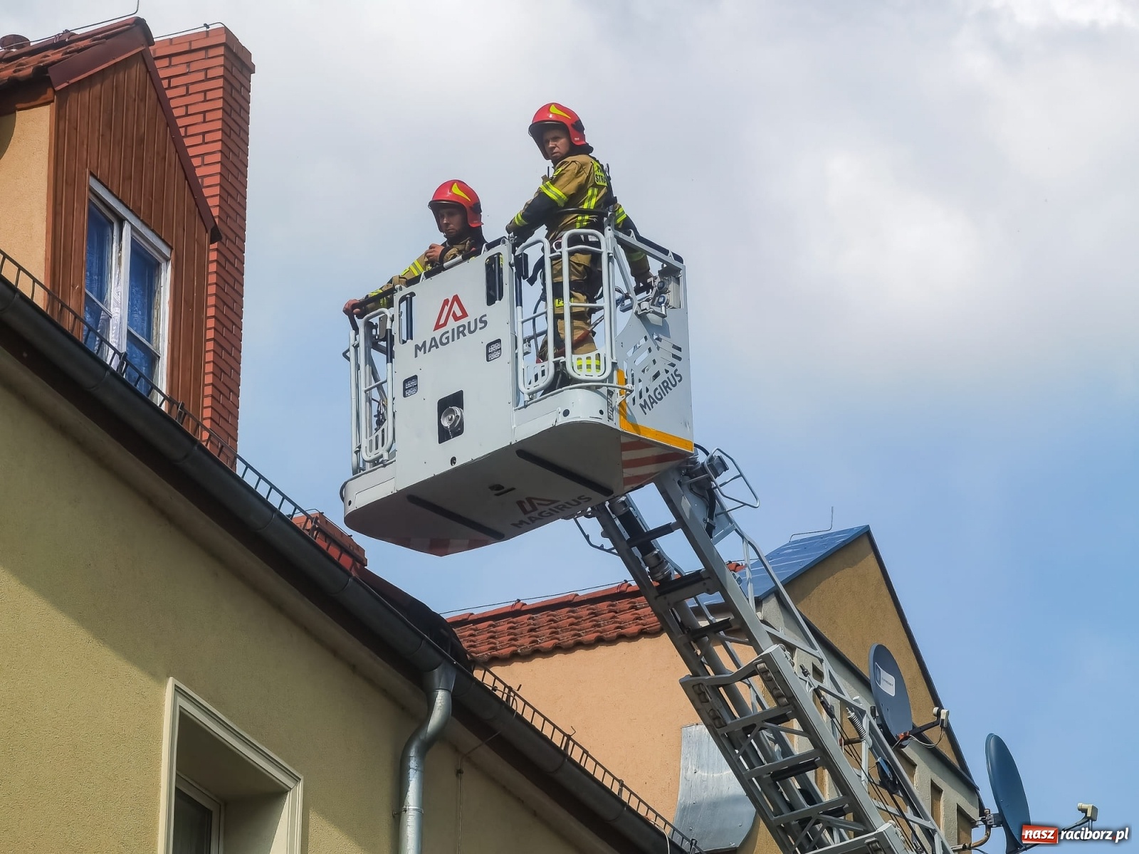 Zdjęcie w galerii na portalu naszraciborz.pl: Raport 998. To mogło skończyć się tragicznie. Spadające dachówki na Solnej wiadomości z regionu