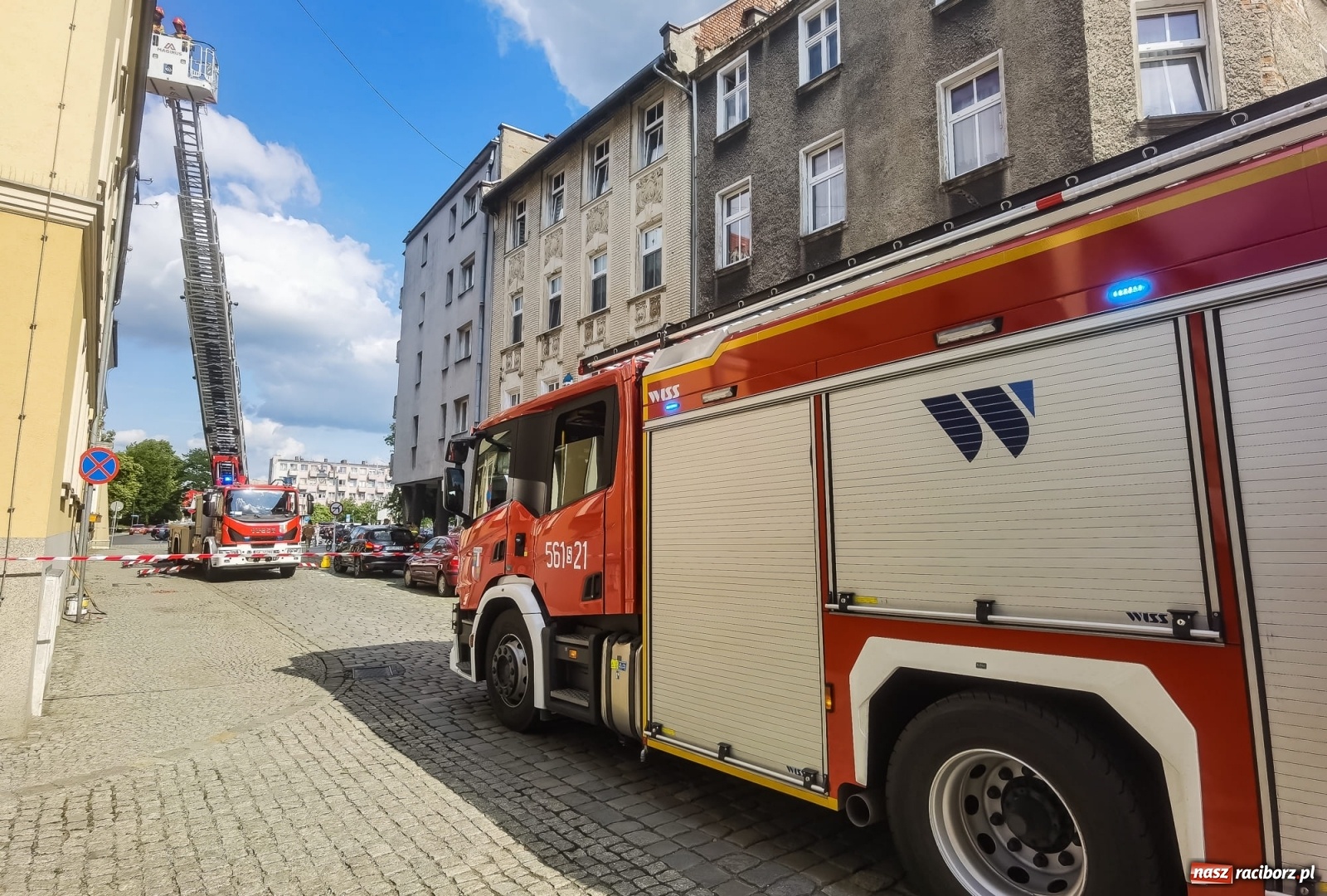 Zdjęcie w galerii na portalu naszraciborz.pl: Raport 998. To mogło skończyć się tragicznie. Spadające dachówki na Solnej wiadomości z regionu