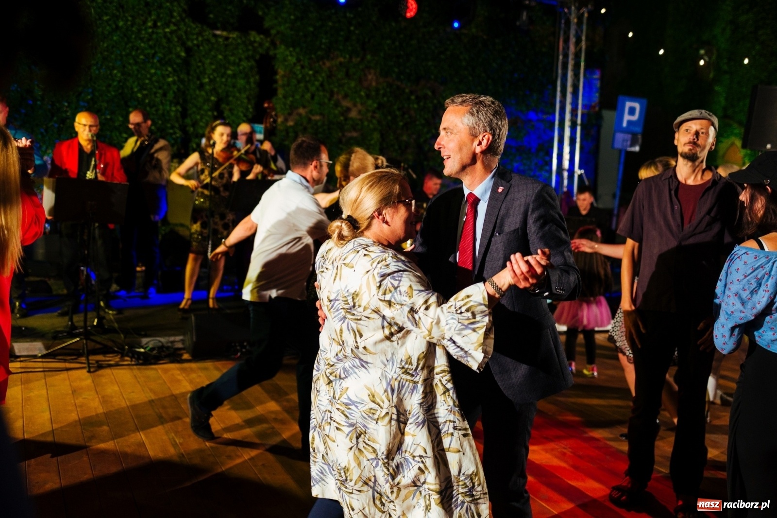 Zdjęcie w galerii na portalu naszraciborz.pl: Jazz, swing, magiczna sceneria, czyli dancing pod Tęczową [WIDEO] wiadomości z regionu