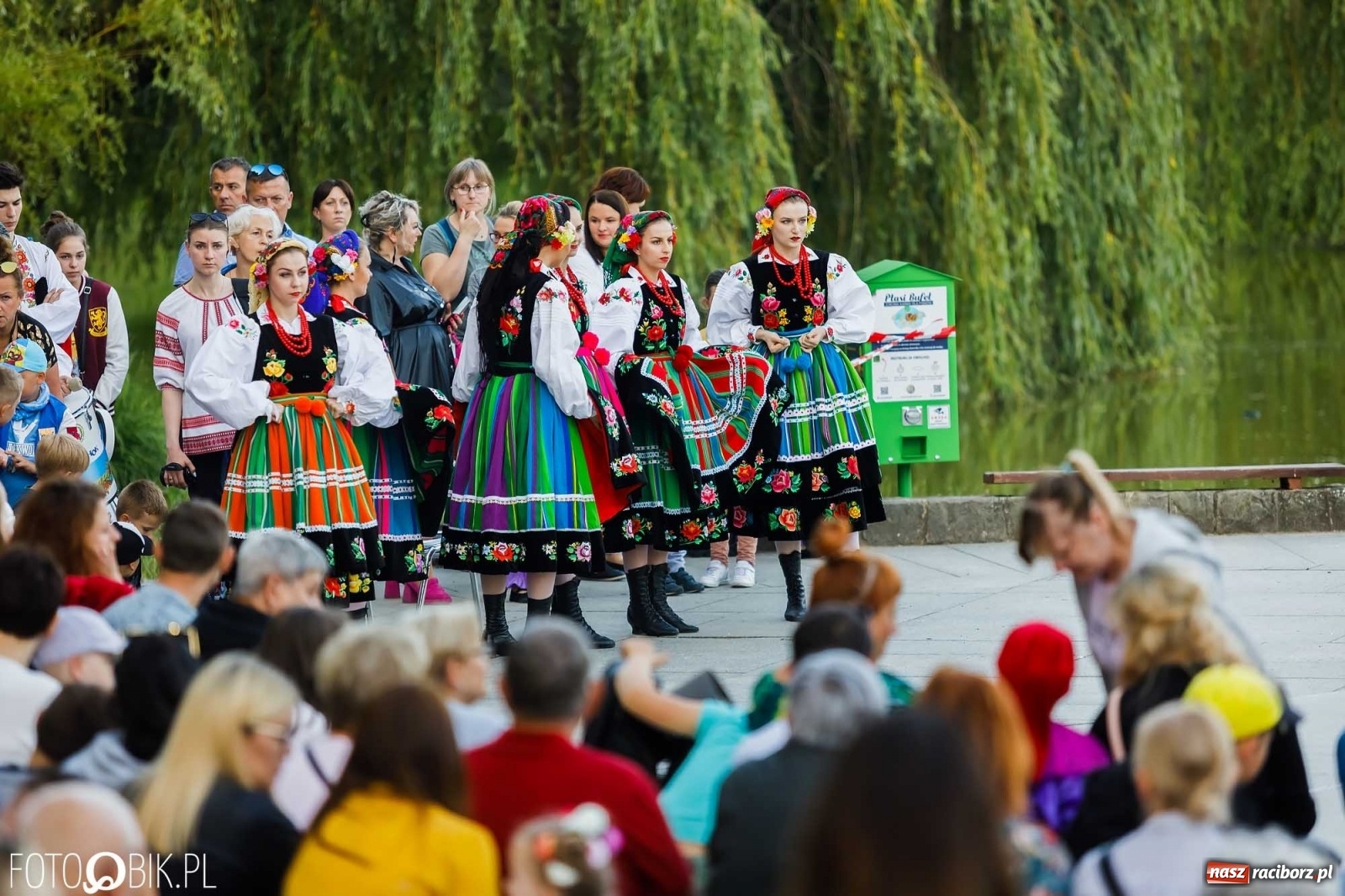 Zdjęcie w galerii na portalu naszraciborz.pl: W poszukiwaniu kwiatu paproci. Noc Świętojańska w parku im. Miasta Roth [WIDEO] wiadomości z regionu