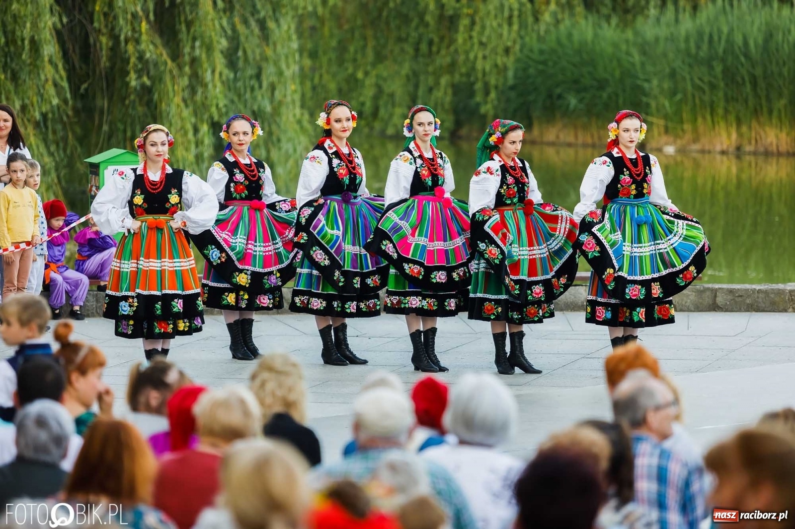 Zdjęcie w galerii na portalu naszraciborz.pl: W poszukiwaniu kwiatu paproci. Noc Świętojańska w parku im. Miasta Roth [WIDEO] wiadomości z regionu
