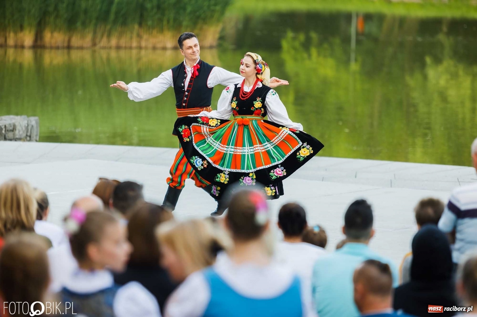 Zdjęcie w galerii na portalu naszraciborz.pl: W poszukiwaniu kwiatu paproci. Noc Świętojańska w parku im. Miasta Roth [WIDEO] wiadomości z regionu