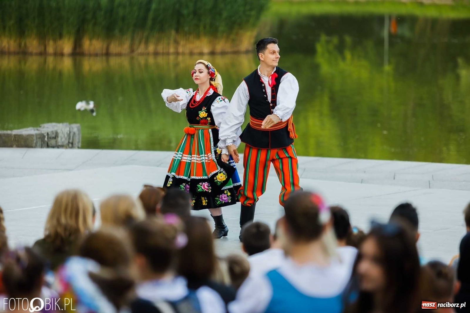 Zdjęcie w galerii na portalu naszraciborz.pl: W poszukiwaniu kwiatu paproci. Noc Świętojańska w parku im. Miasta Roth [WIDEO] wiadomości z regionu