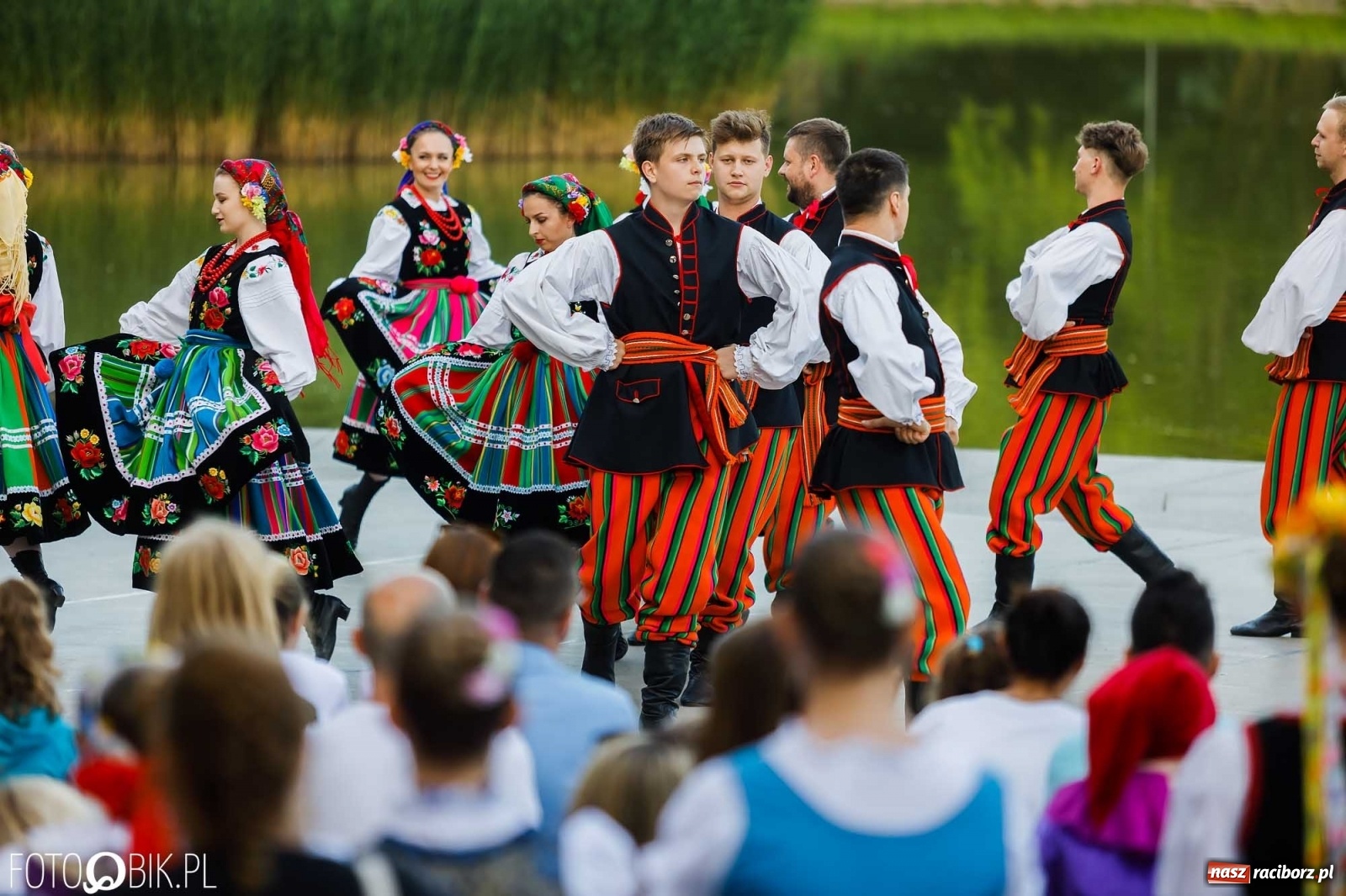 Zdjęcie w galerii na portalu naszraciborz.pl: W poszukiwaniu kwiatu paproci. Noc Świętojańska w parku im. Miasta Roth [WIDEO] wiadomości z regionu