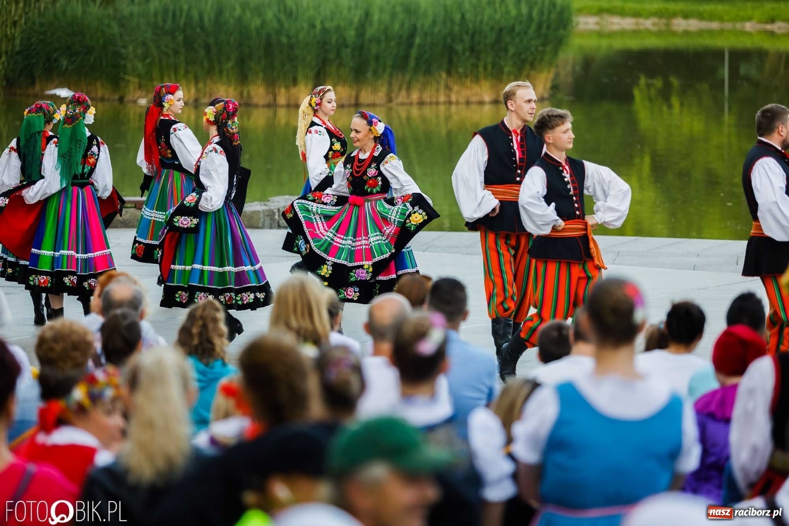 Zdjęcie w galerii na portalu naszraciborz.pl: W poszukiwaniu kwiatu paproci. Noc Świętojańska w parku im. Miasta Roth [WIDEO] wiadomości z regionu