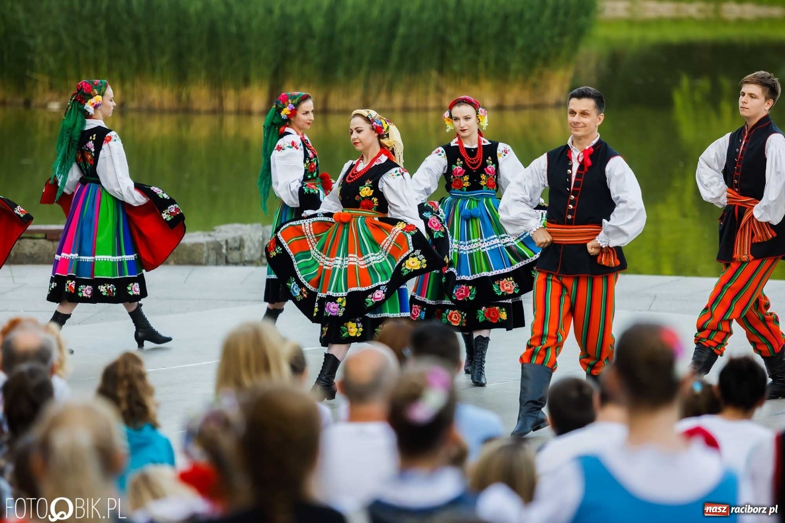 Zdjęcie w galerii na portalu naszraciborz.pl: W poszukiwaniu kwiatu paproci. Noc Świętojańska w parku im. Miasta Roth [WIDEO] wiadomości z regionu