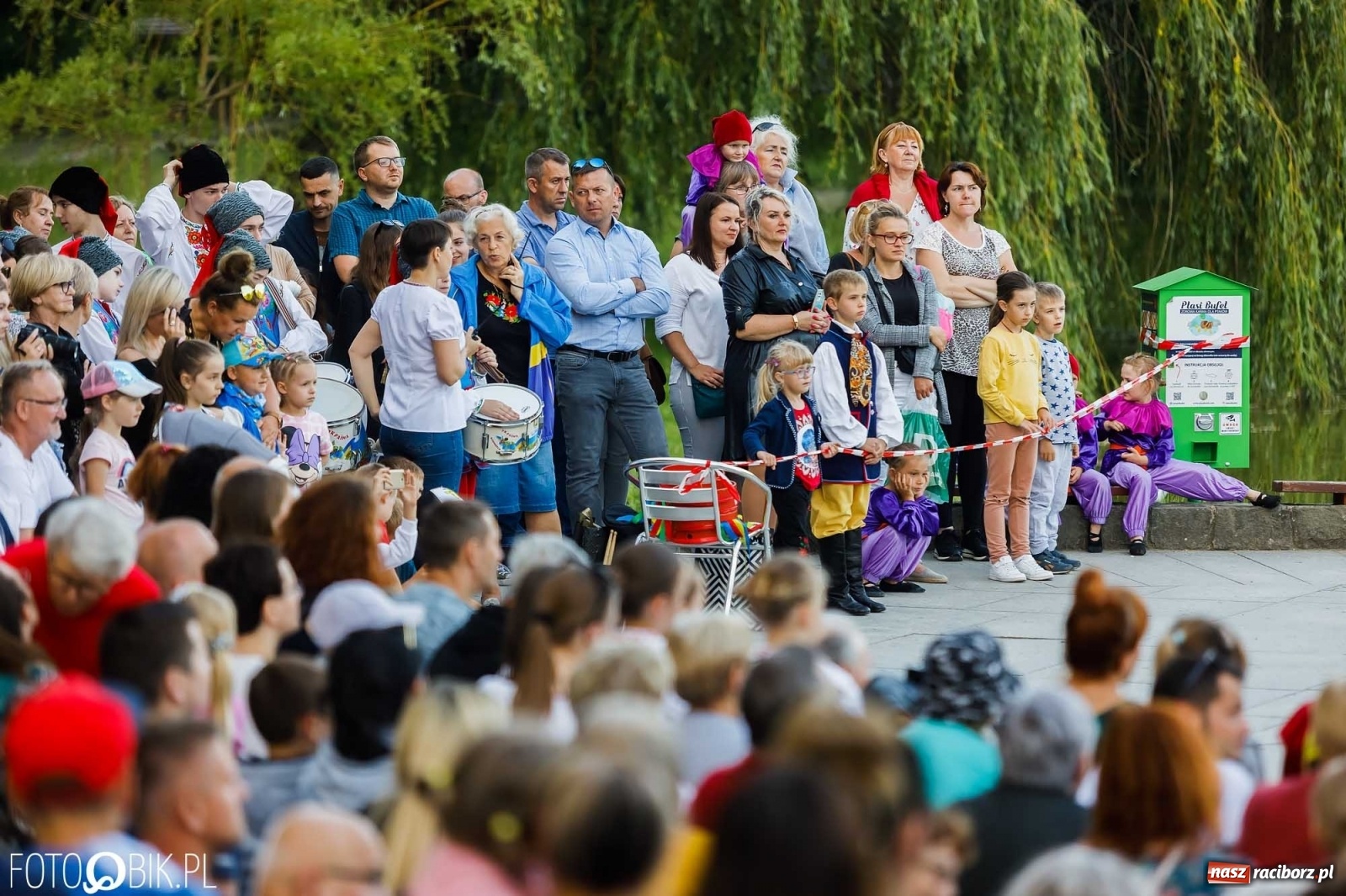 Zdjęcie w galerii na portalu naszraciborz.pl: W poszukiwaniu kwiatu paproci. Noc Świętojańska w parku im. Miasta Roth [WIDEO] wiadomości z regionu