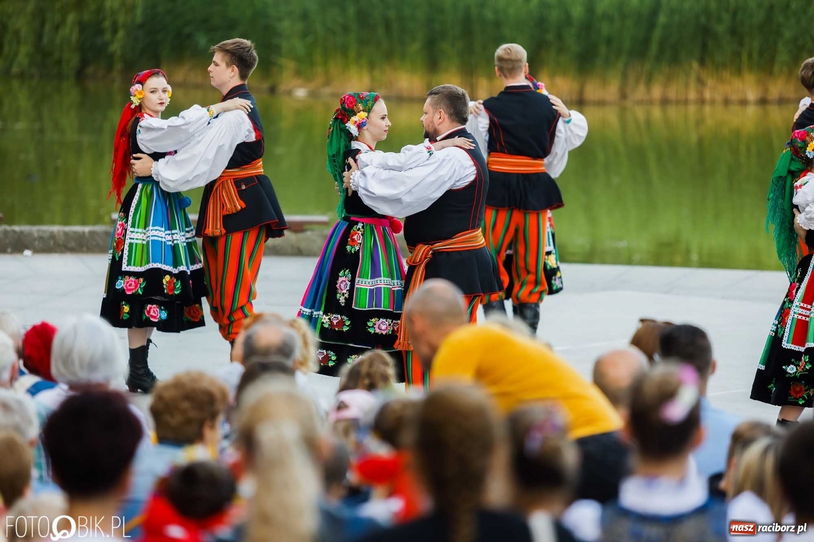 Zdjęcie w galerii na portalu naszraciborz.pl: W poszukiwaniu kwiatu paproci. Noc Świętojańska w parku im. Miasta Roth [WIDEO] wiadomości z regionu