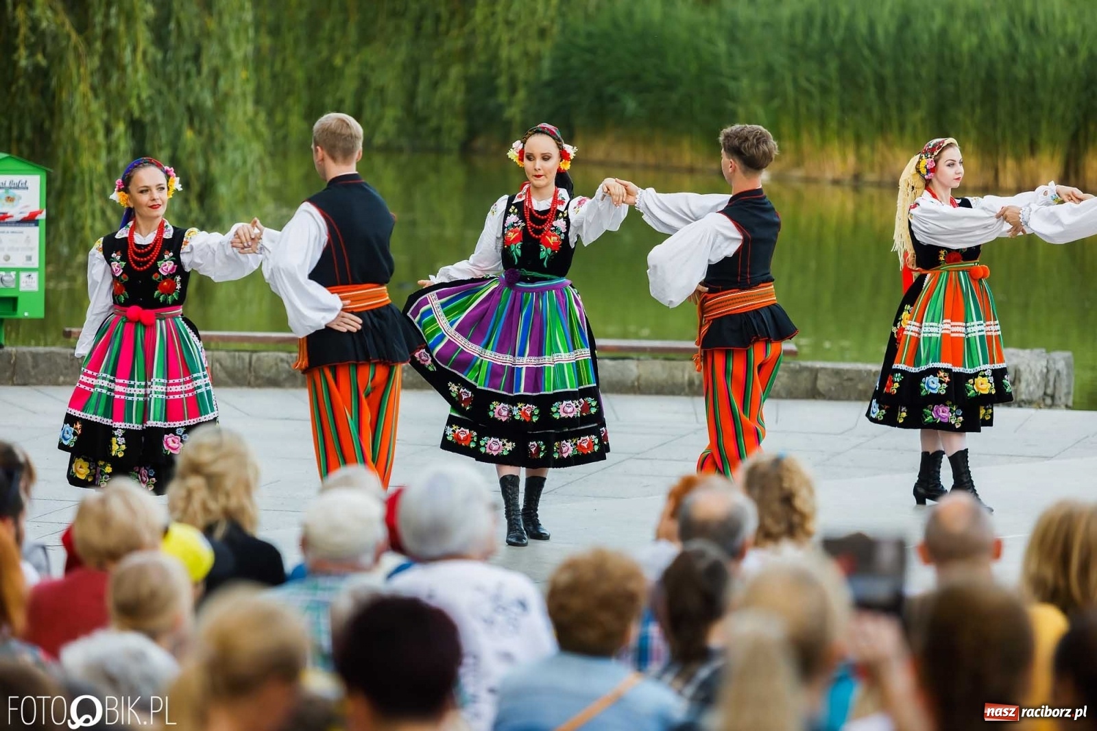 Zdjęcie w galerii na portalu naszraciborz.pl: W poszukiwaniu kwiatu paproci. Noc Świętojańska w parku im. Miasta Roth [WIDEO] wiadomości z regionu