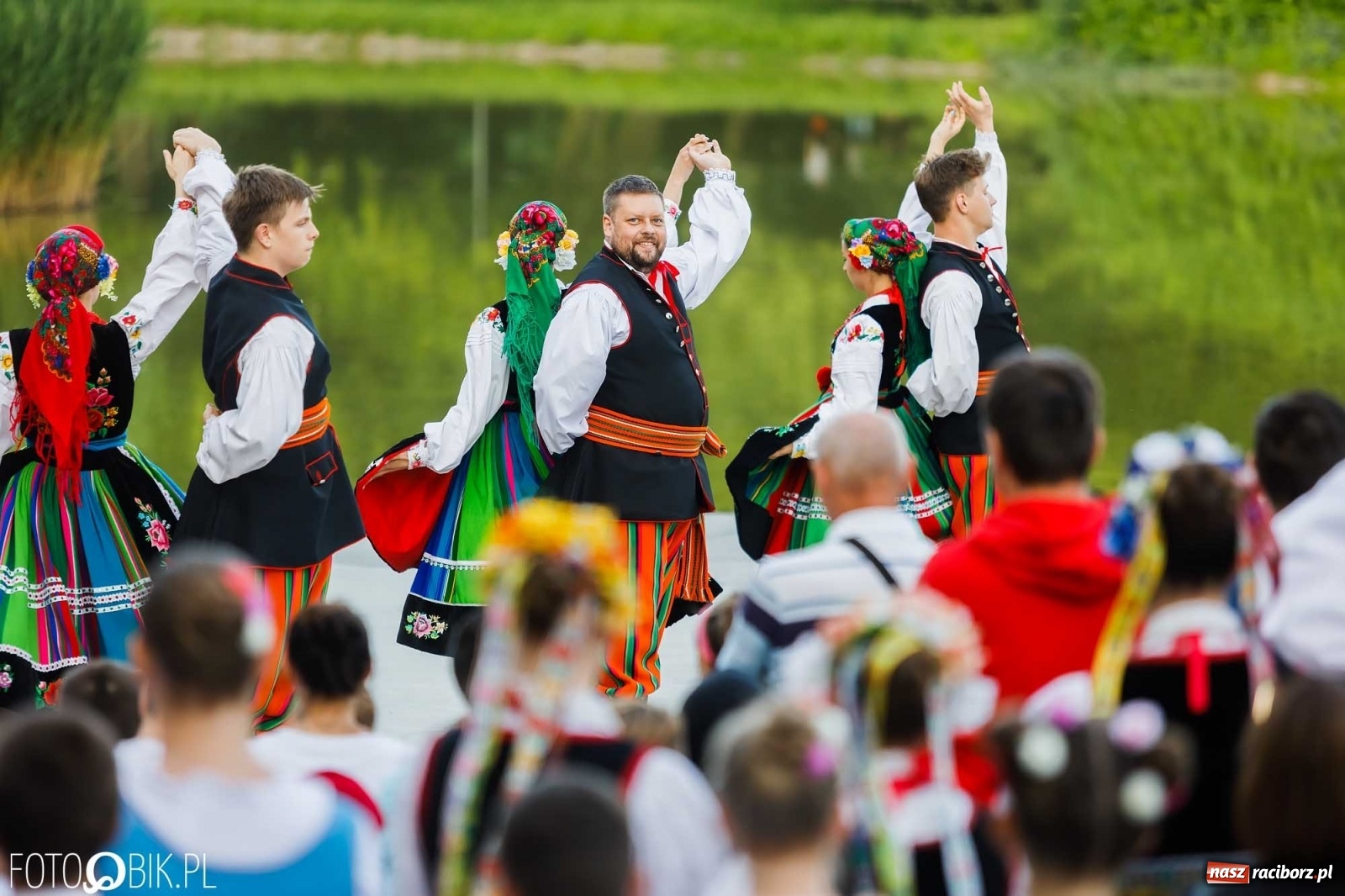 Zdjęcie w galerii na portalu naszraciborz.pl: W poszukiwaniu kwiatu paproci. Noc Świętojańska w parku im. Miasta Roth [WIDEO] wiadomości z regionu