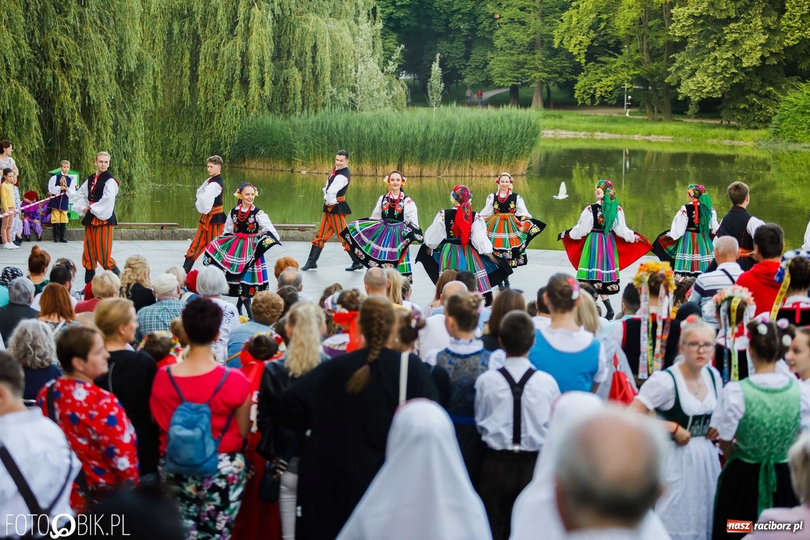 Zdjęcie w galerii na portalu naszraciborz.pl: W poszukiwaniu kwiatu paproci. Noc Świętojańska w parku im. Miasta Roth [WIDEO] wiadomości z regionu