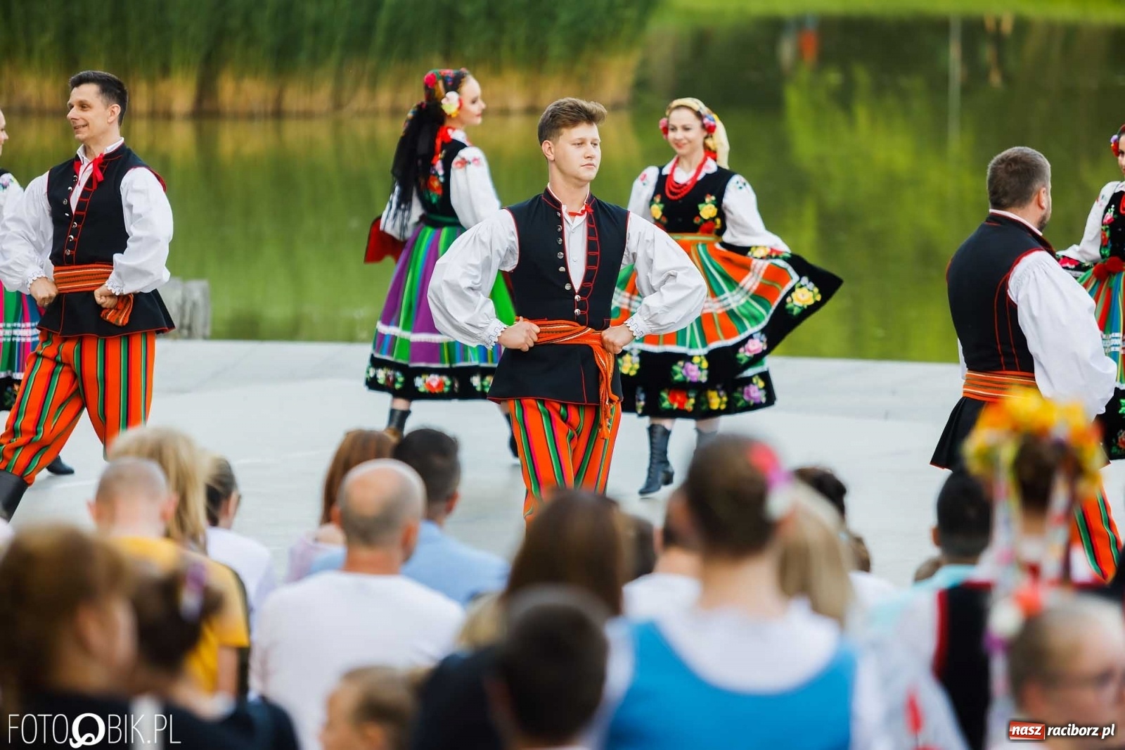 Zdjęcie w galerii na portalu naszraciborz.pl: W poszukiwaniu kwiatu paproci. Noc Świętojańska w parku im. Miasta Roth [WIDEO] wiadomości z regionu