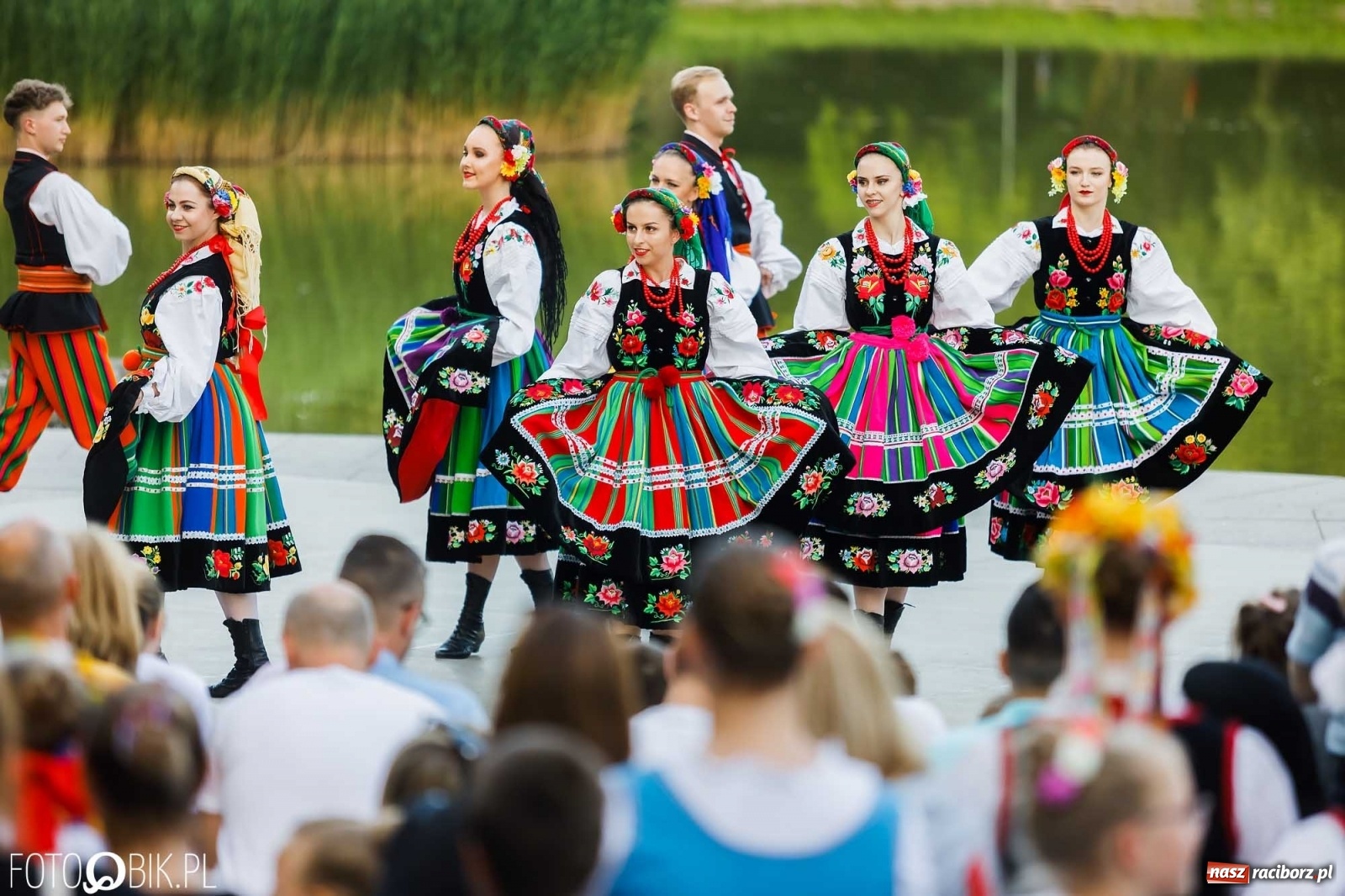Zdjęcie w galerii na portalu naszraciborz.pl: W poszukiwaniu kwiatu paproci. Noc Świętojańska w parku im. Miasta Roth [WIDEO] wiadomości z regionu