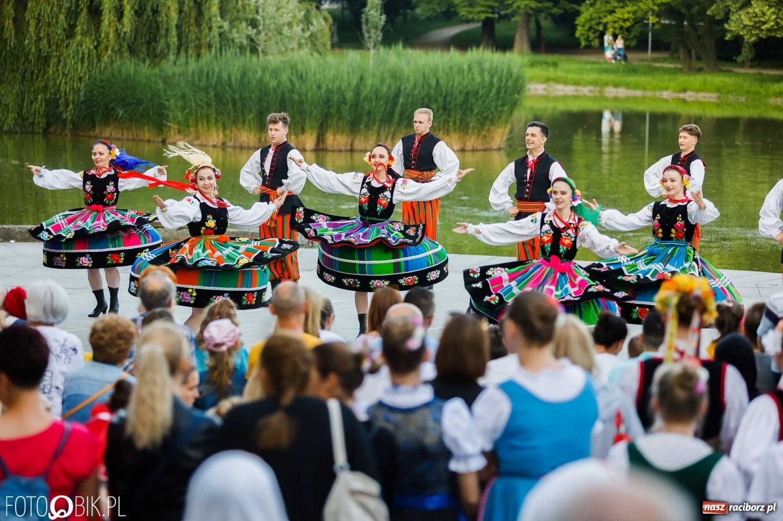 Zdjęcie w galerii na portalu naszraciborz.pl: W poszukiwaniu kwiatu paproci. Noc Świętojańska w parku im. Miasta Roth [WIDEO] wiadomości z regionu