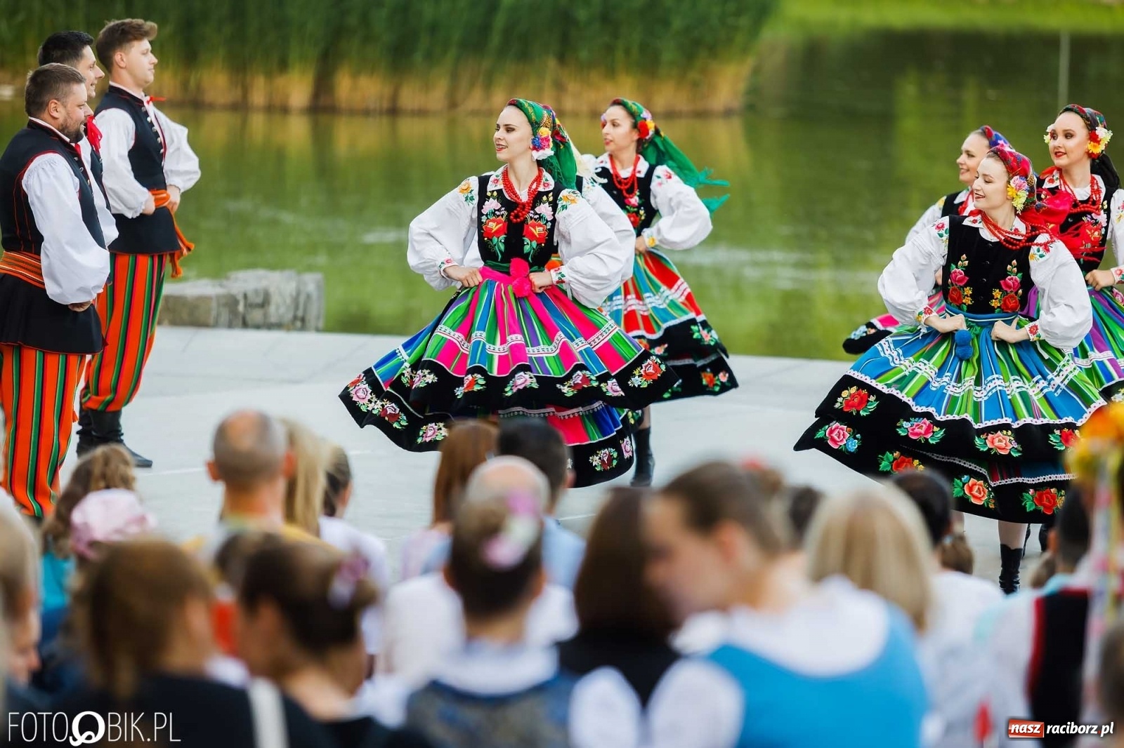 Zdjęcie w galerii na portalu naszraciborz.pl: W poszukiwaniu kwiatu paproci. Noc Świętojańska w parku im. Miasta Roth [WIDEO] wiadomości z regionu