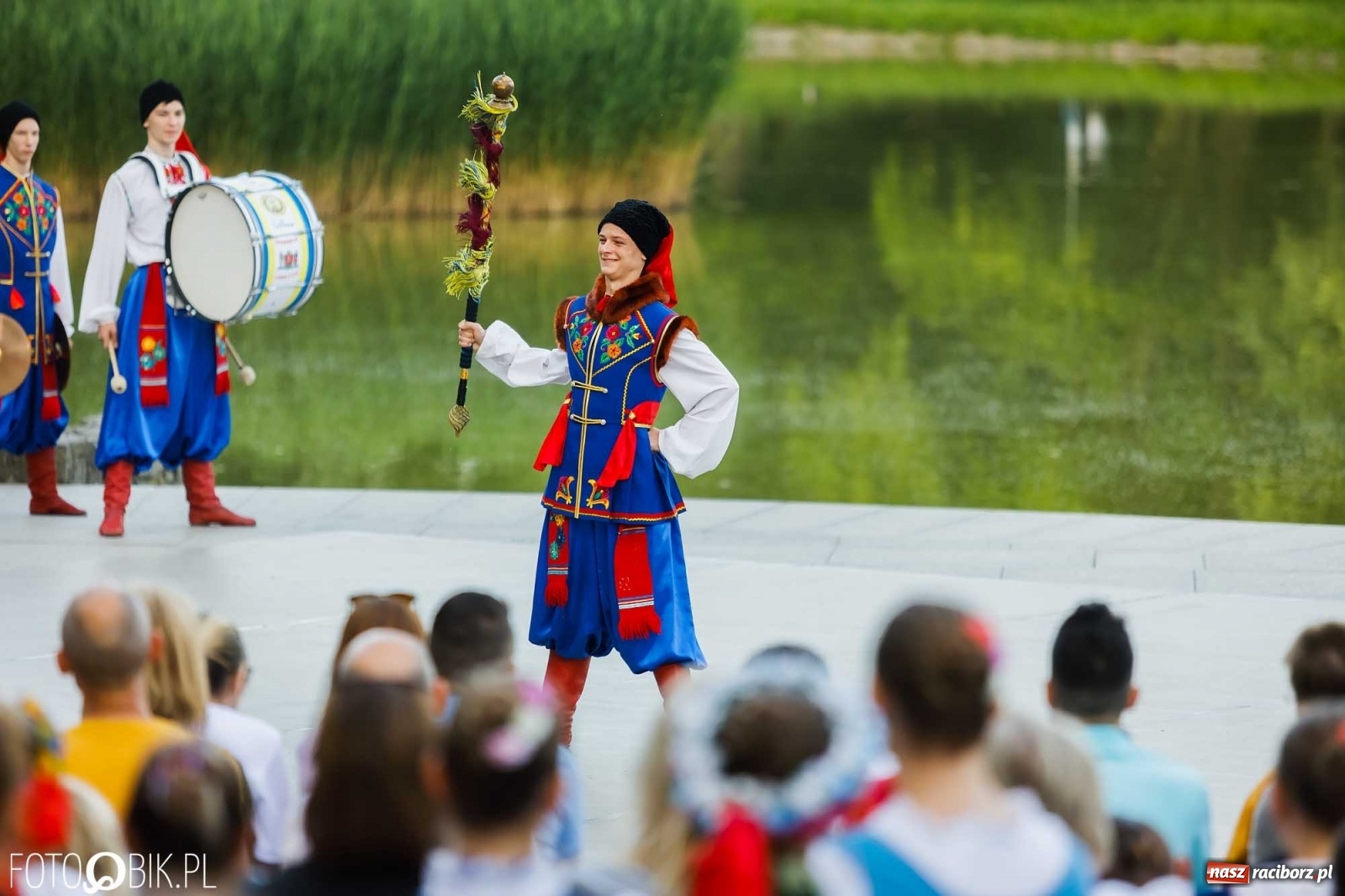 Zdjęcie w galerii na portalu naszraciborz.pl: W poszukiwaniu kwiatu paproci. Noc Świętojańska w parku im. Miasta Roth [WIDEO] wiadomości z regionu