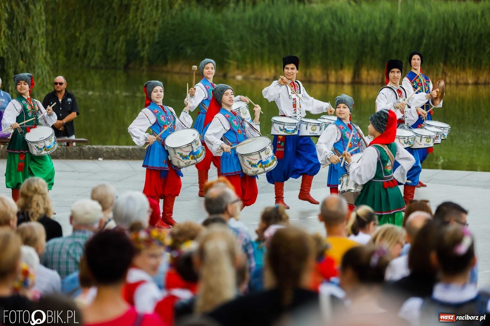 Zdjęcie w galerii na portalu naszraciborz.pl: W poszukiwaniu kwiatu paproci. Noc Świętojańska w parku im. Miasta Roth [WIDEO] wiadomości z regionu