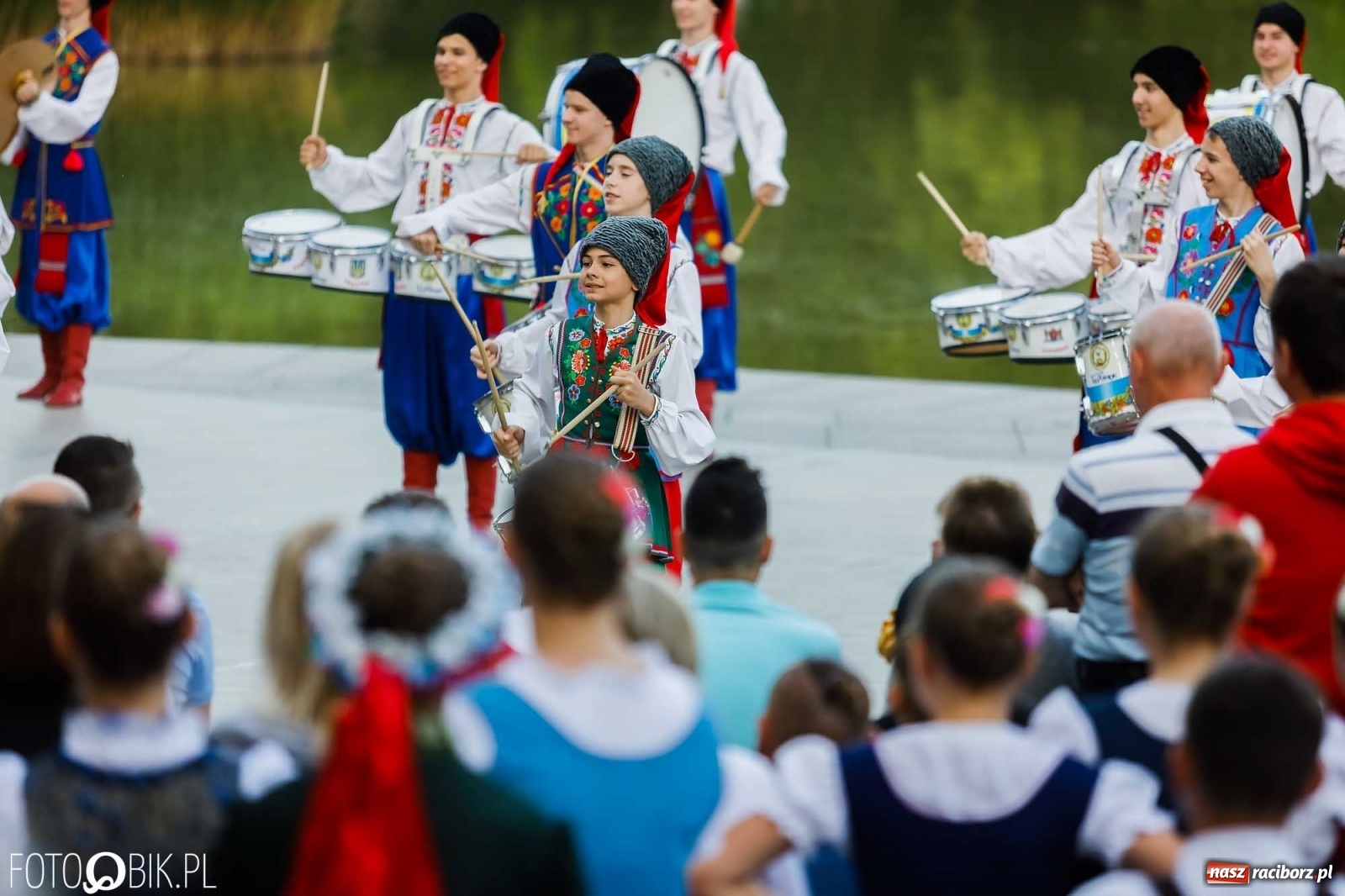 Zdjęcie w galerii na portalu naszraciborz.pl: W poszukiwaniu kwiatu paproci. Noc Świętojańska w parku im. Miasta Roth [WIDEO] wiadomości z regionu