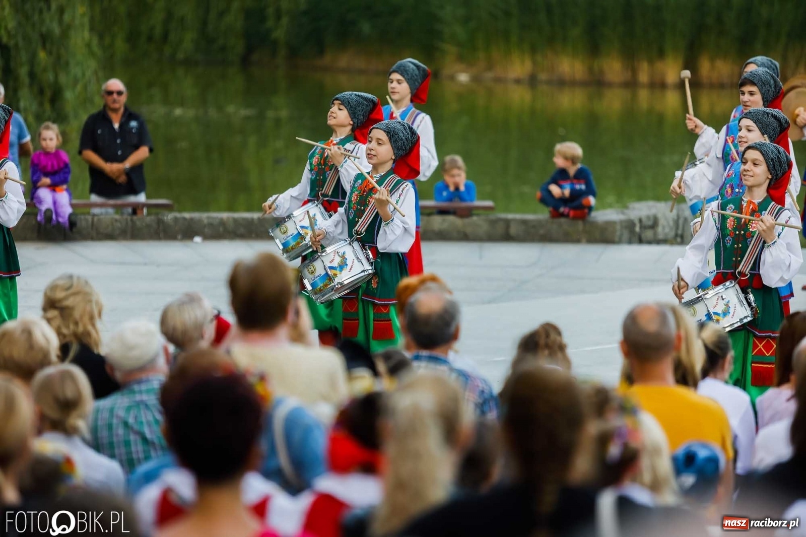 Zdjęcie w galerii na portalu naszraciborz.pl: W poszukiwaniu kwiatu paproci. Noc Świętojańska w parku im. Miasta Roth [WIDEO] wiadomości z regionu