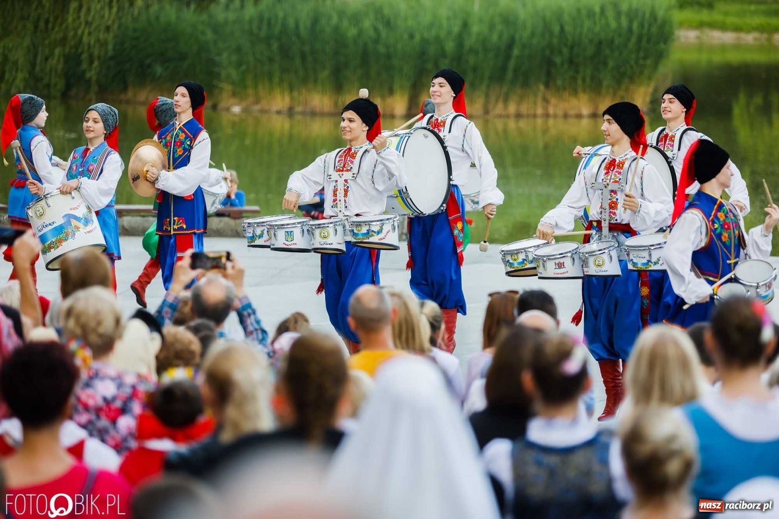 Zdjęcie w galerii na portalu naszraciborz.pl: W poszukiwaniu kwiatu paproci. Noc Świętojańska w parku im. Miasta Roth [WIDEO] wiadomości z regionu