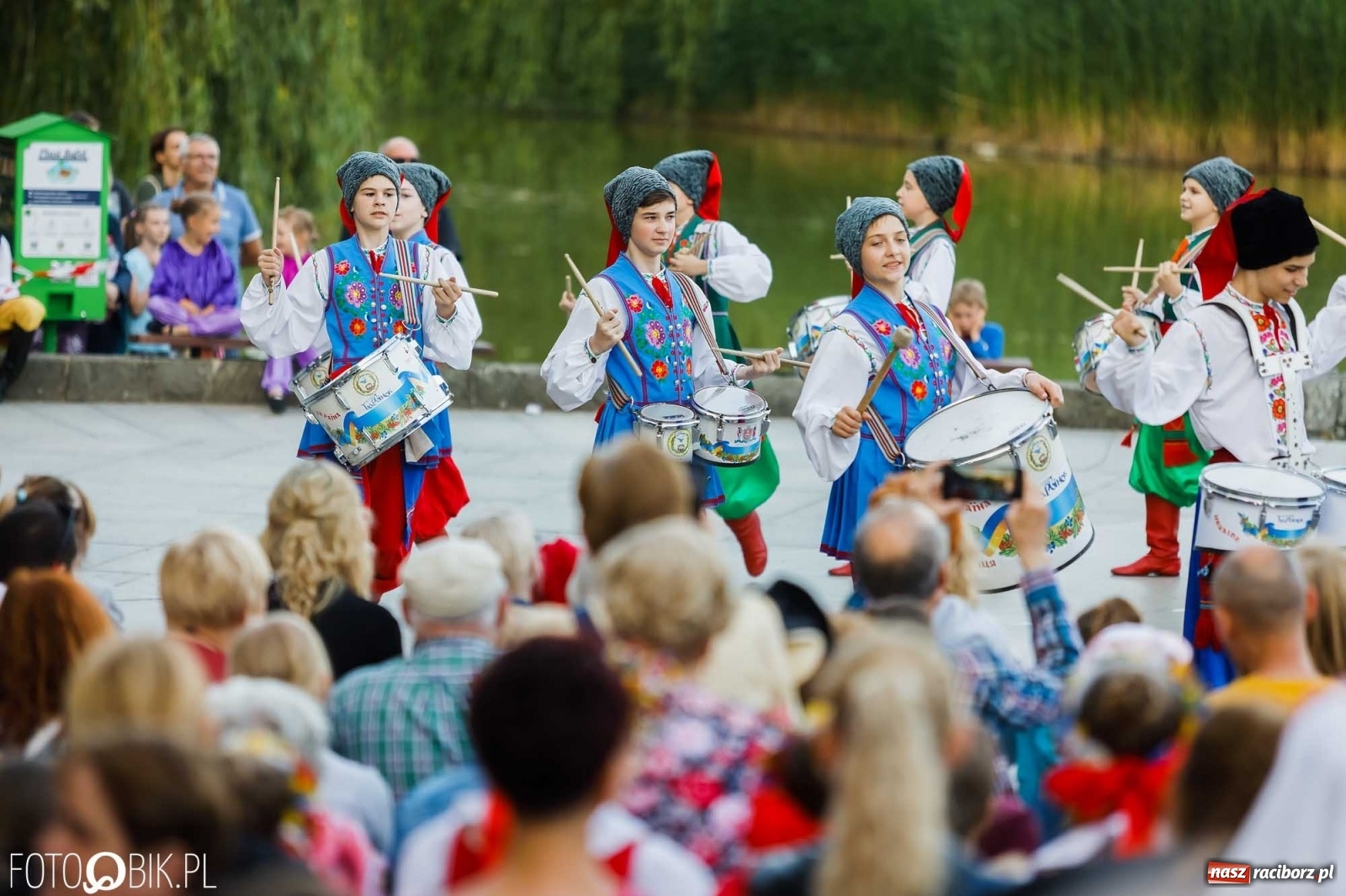Zdjęcie w galerii na portalu naszraciborz.pl: W poszukiwaniu kwiatu paproci. Noc Świętojańska w parku im. Miasta Roth [WIDEO] wiadomości z regionu