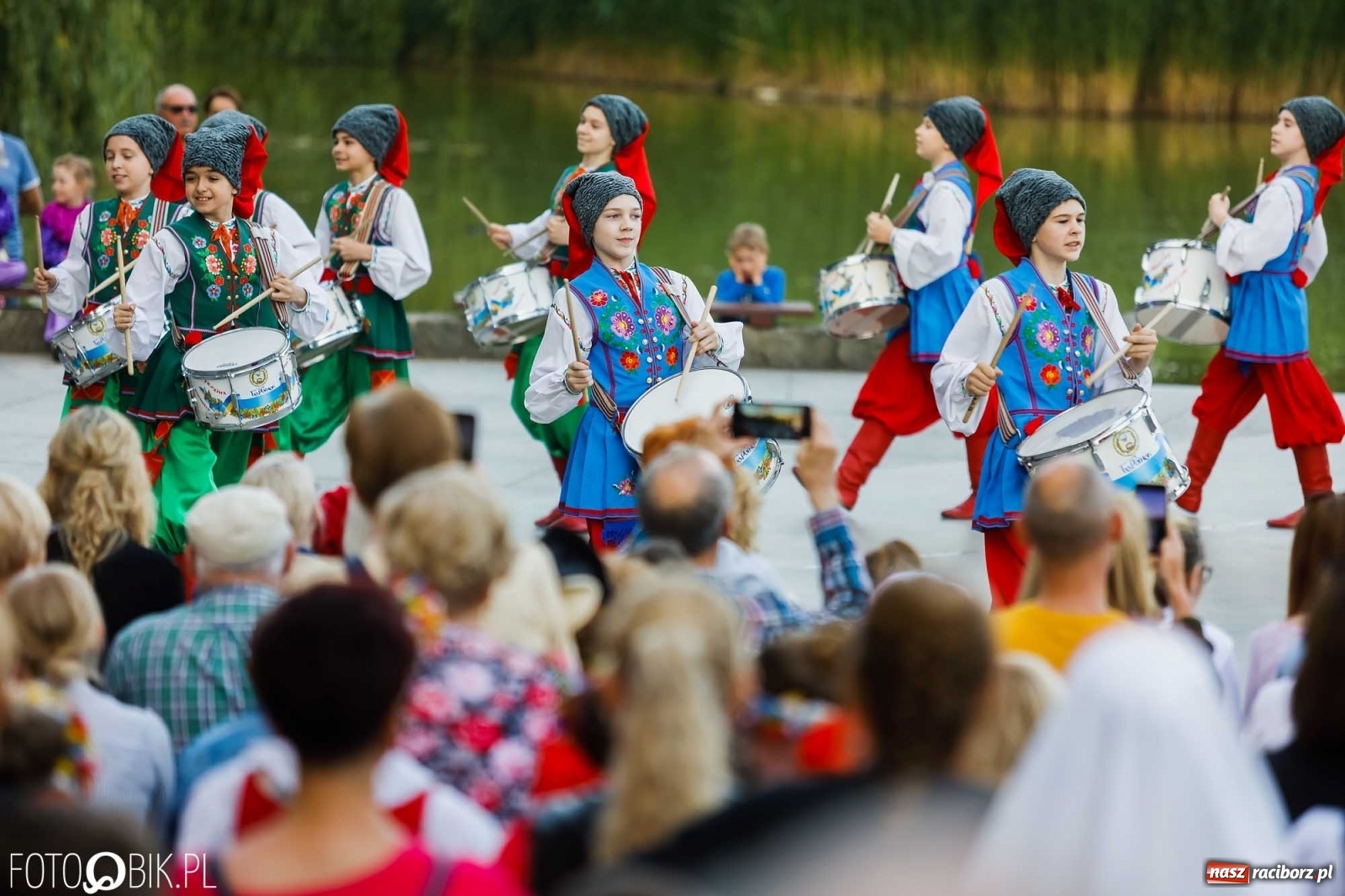 Zdjęcie w galerii na portalu naszraciborz.pl: W poszukiwaniu kwiatu paproci. Noc Świętojańska w parku im. Miasta Roth [WIDEO] wiadomości z regionu