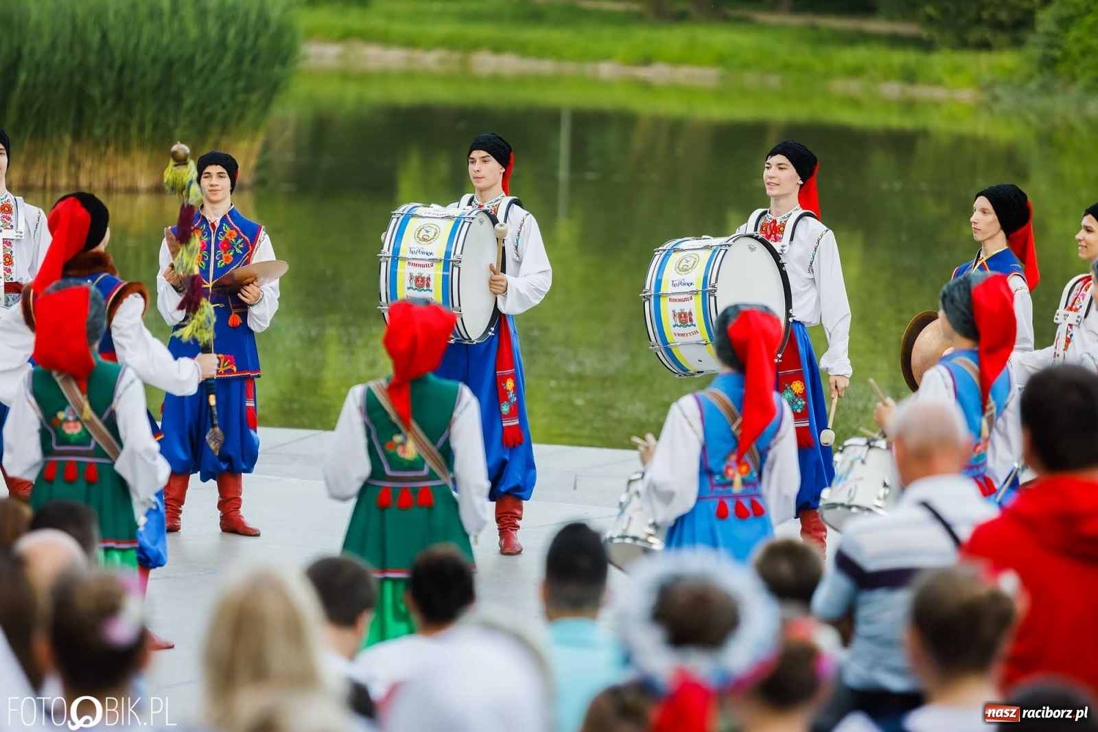 Zdjęcie w galerii na portalu naszraciborz.pl: W poszukiwaniu kwiatu paproci. Noc Świętojańska w parku im. Miasta Roth [WIDEO] wiadomości z regionu