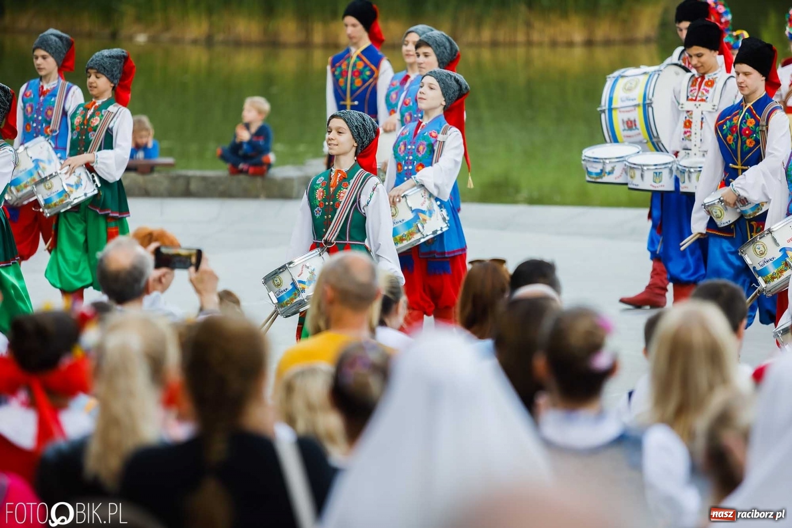 Zdjęcie w galerii na portalu naszraciborz.pl: W poszukiwaniu kwiatu paproci. Noc Świętojańska w parku im. Miasta Roth [WIDEO] wiadomości z regionu