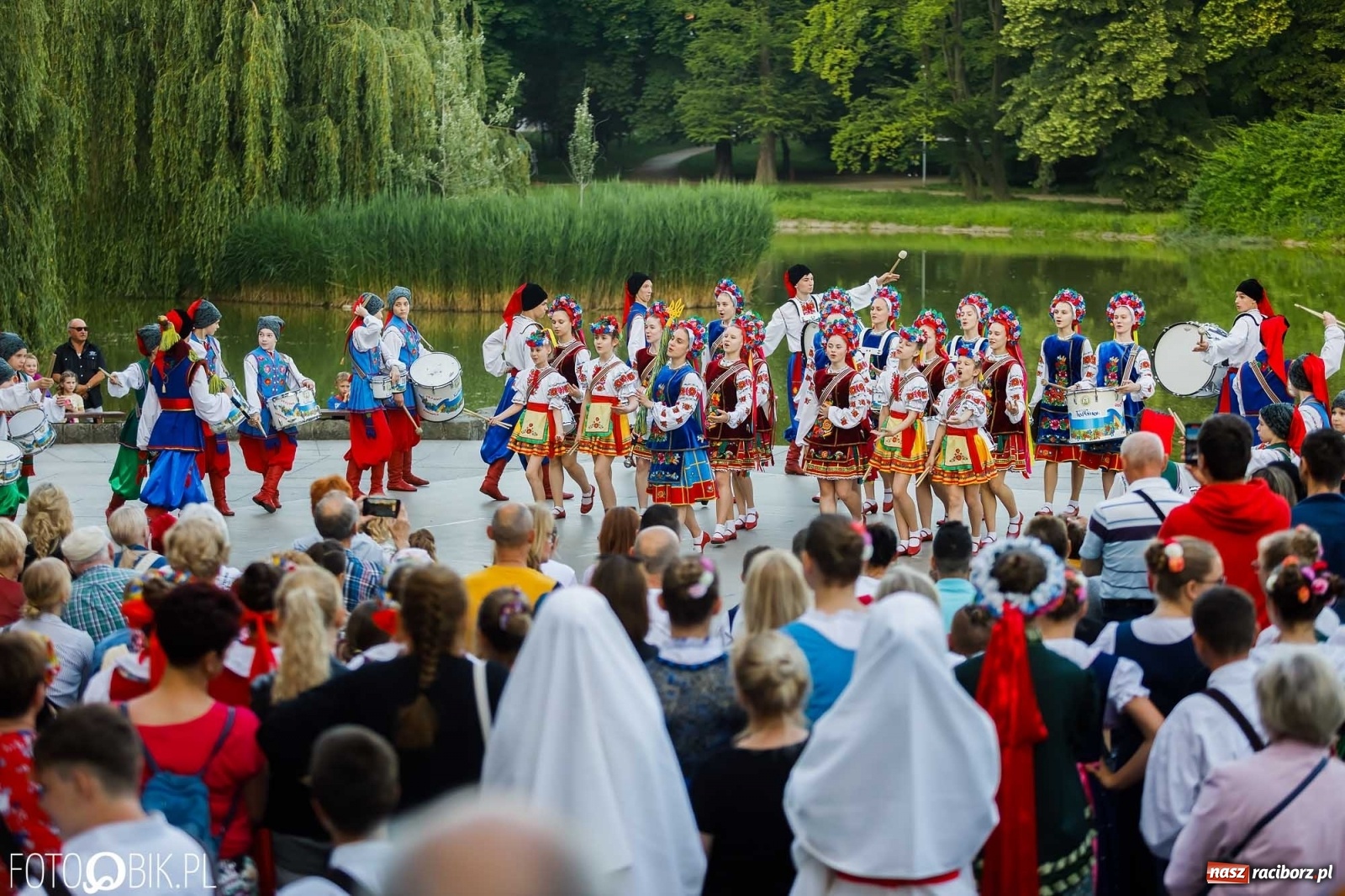 Zdjęcie w galerii na portalu naszraciborz.pl: W poszukiwaniu kwiatu paproci. Noc Świętojańska w parku im. Miasta Roth [WIDEO] wiadomości z regionu