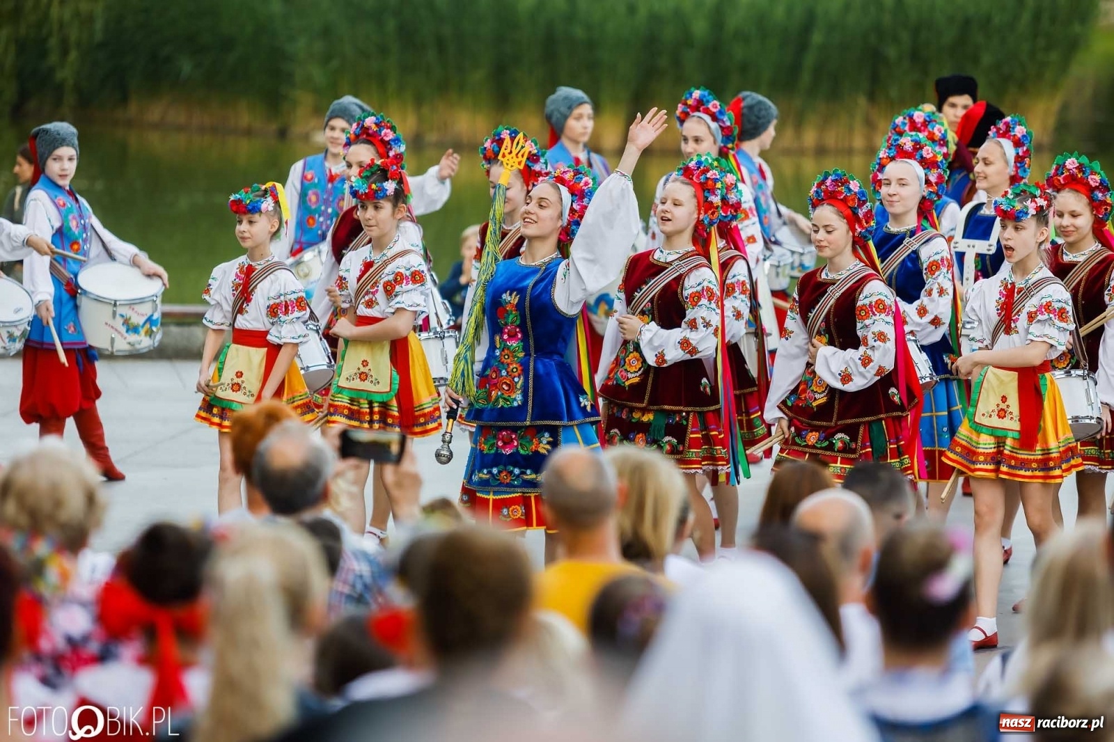 Zdjęcie w galerii na portalu naszraciborz.pl: W poszukiwaniu kwiatu paproci. Noc Świętojańska w parku im. Miasta Roth [WIDEO] wiadomości z regionu