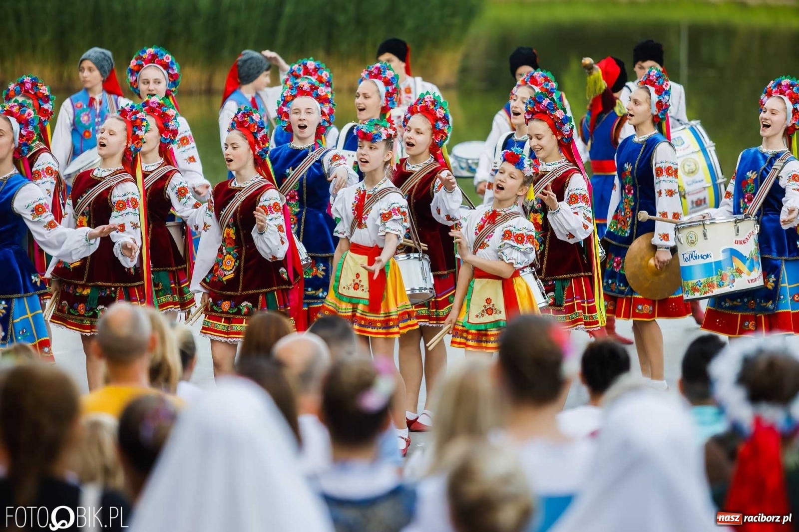 Zdjęcie w galerii na portalu naszraciborz.pl: W poszukiwaniu kwiatu paproci. Noc Świętojańska w parku im. Miasta Roth [WIDEO] wiadomości z regionu