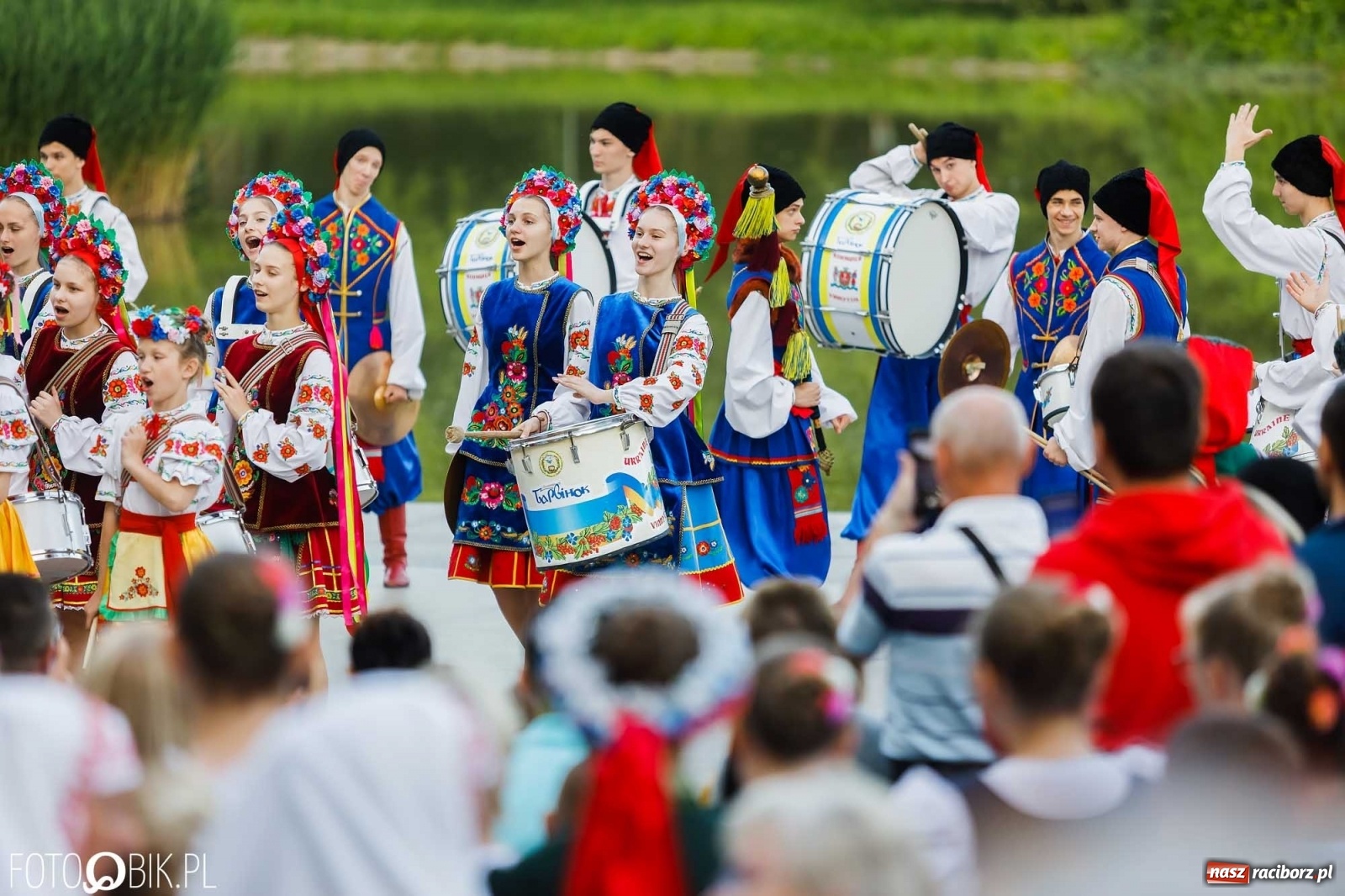 Zdjęcie w galerii na portalu naszraciborz.pl: W poszukiwaniu kwiatu paproci. Noc Świętojańska w parku im. Miasta Roth [WIDEO] wiadomości z regionu