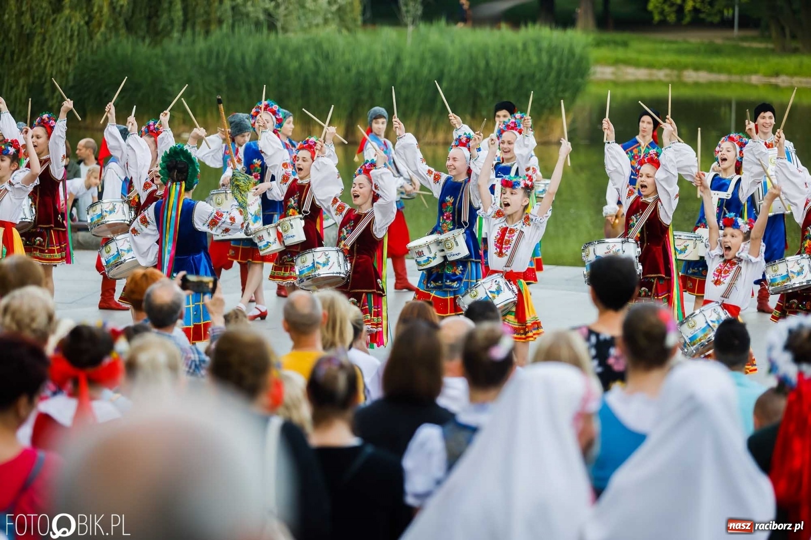 Zdjęcie w galerii na portalu naszraciborz.pl: W poszukiwaniu kwiatu paproci. Noc Świętojańska w parku im. Miasta Roth [WIDEO] wiadomości z regionu