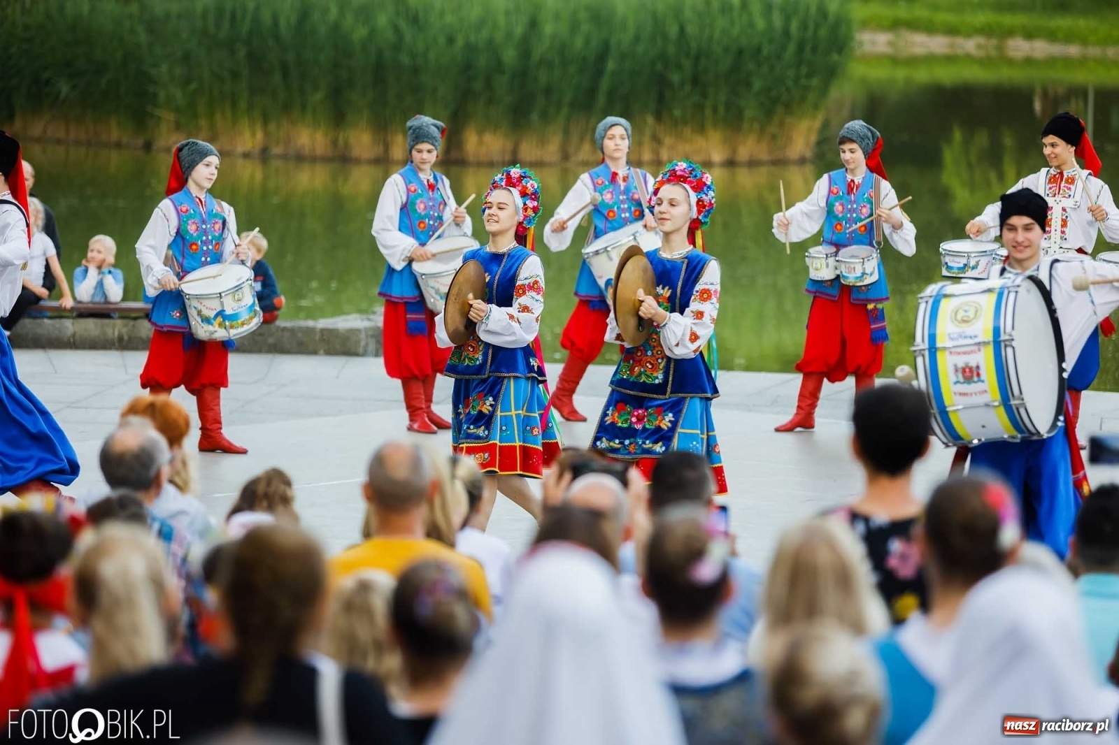 Zdjęcie w galerii na portalu naszraciborz.pl: W poszukiwaniu kwiatu paproci. Noc Świętojańska w parku im. Miasta Roth [WIDEO] wiadomości z regionu