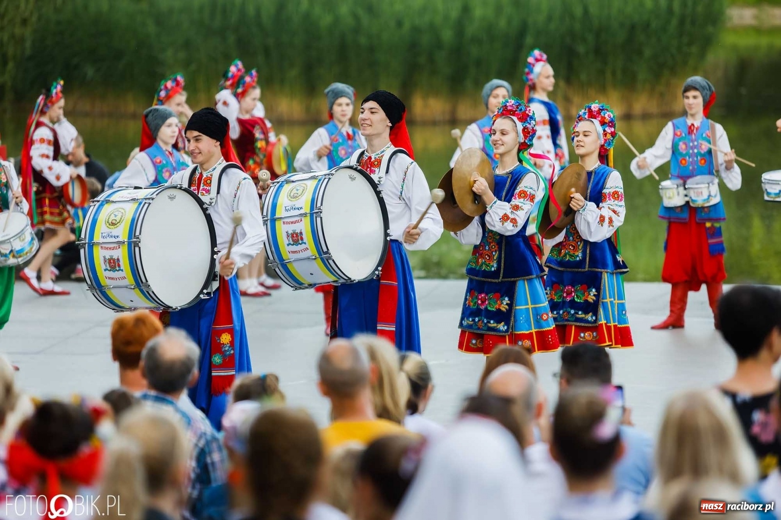Zdjęcie w galerii na portalu naszraciborz.pl: W poszukiwaniu kwiatu paproci. Noc Świętojańska w parku im. Miasta Roth [WIDEO] wiadomości z regionu
