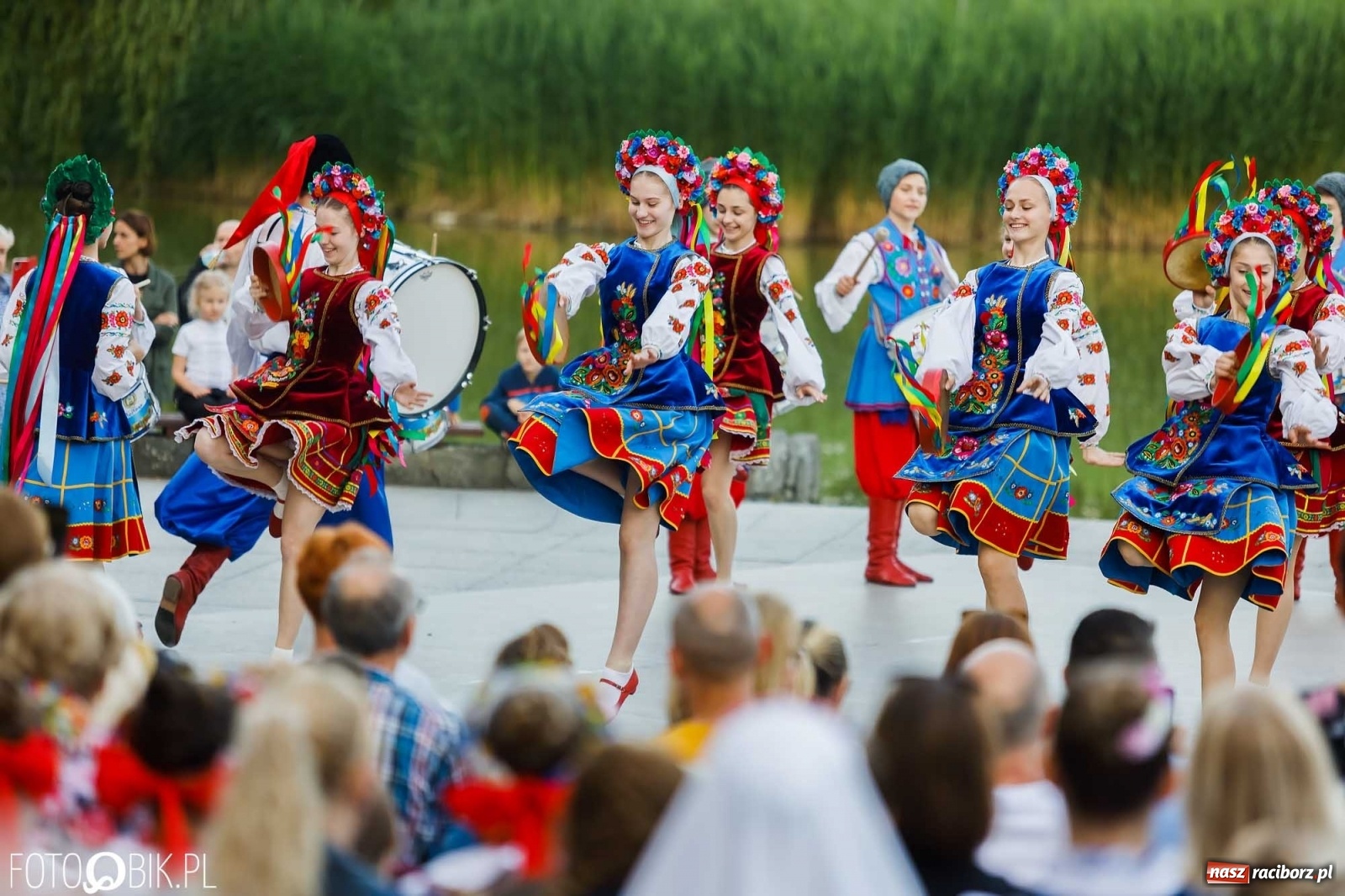 Zdjęcie w galerii na portalu naszraciborz.pl: W poszukiwaniu kwiatu paproci. Noc Świętojańska w parku im. Miasta Roth [WIDEO] wiadomości z regionu