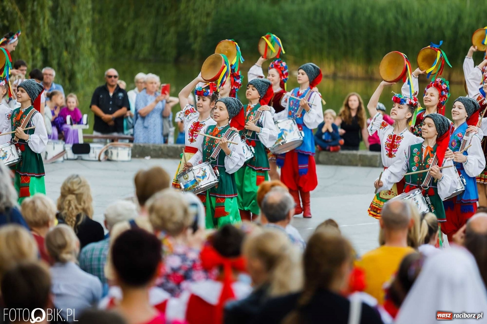 Zdjęcie w galerii na portalu naszraciborz.pl: W poszukiwaniu kwiatu paproci. Noc Świętojańska w parku im. Miasta Roth [WIDEO] wiadomości z regionu