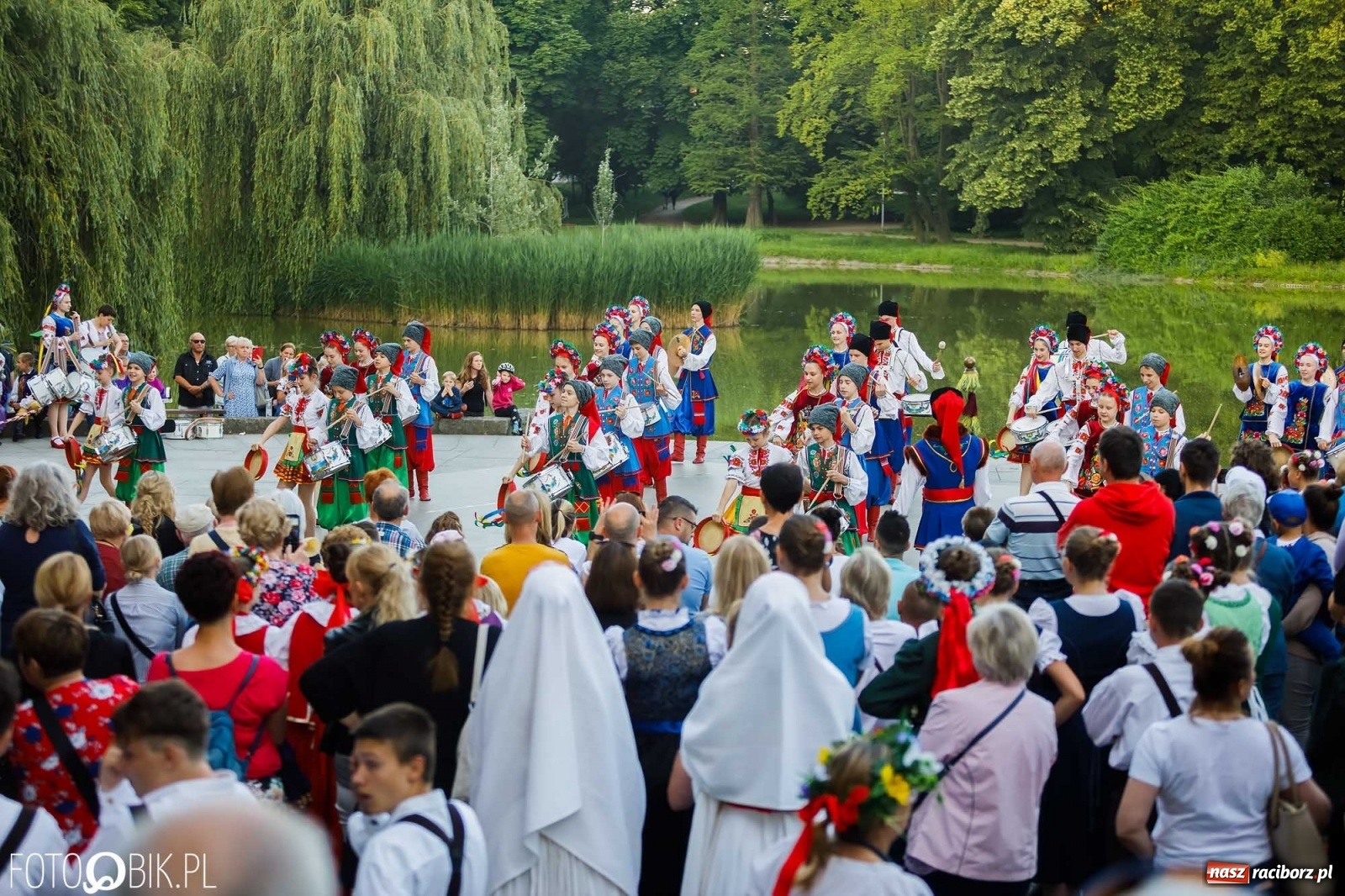 Zdjęcie w galerii na portalu naszraciborz.pl: W poszukiwaniu kwiatu paproci. Noc Świętojańska w parku im. Miasta Roth [WIDEO] wiadomości z regionu