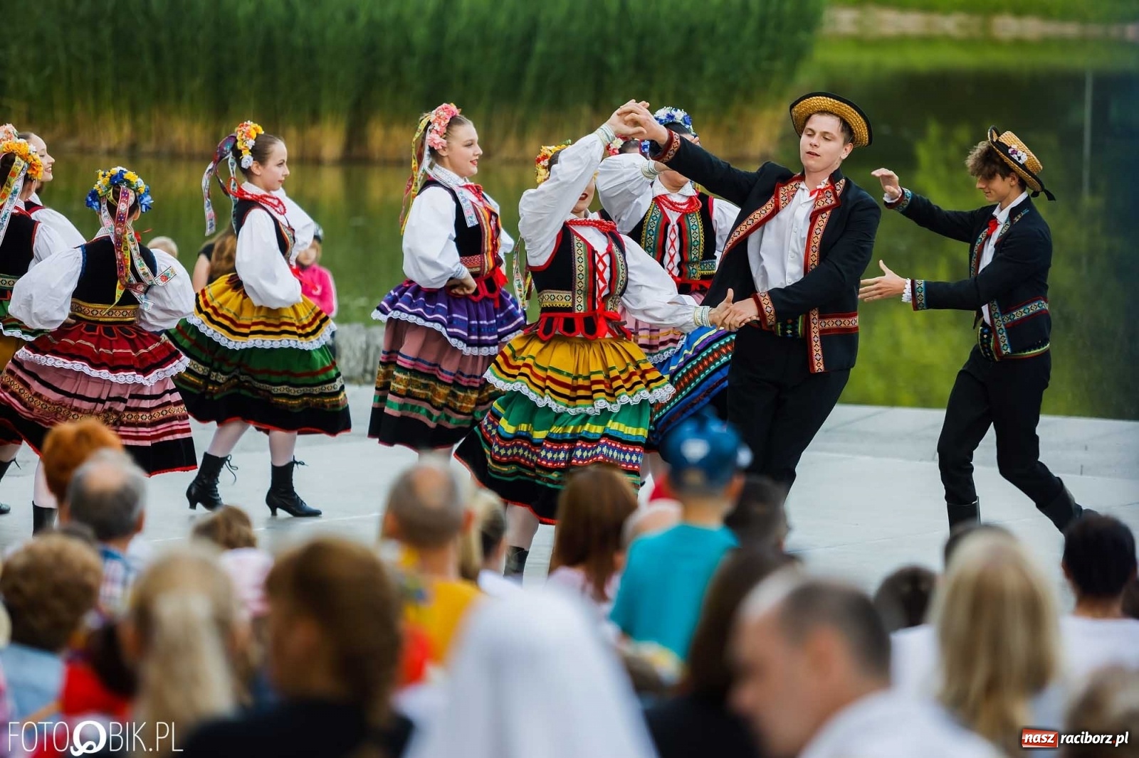 Zdjęcie w galerii na portalu naszraciborz.pl: W poszukiwaniu kwiatu paproci. Noc Świętojańska w parku im. Miasta Roth [WIDEO] wiadomości z regionu