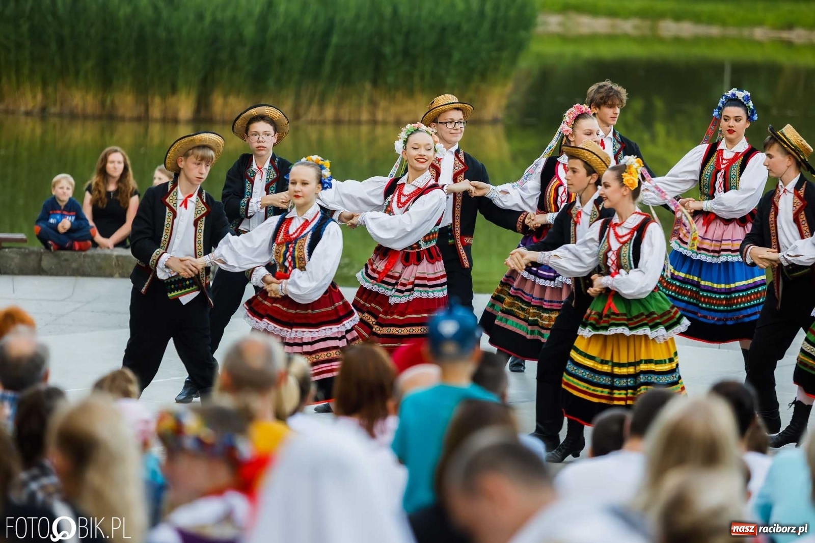 Zdjęcie w galerii na portalu naszraciborz.pl: W poszukiwaniu kwiatu paproci. Noc Świętojańska w parku im. Miasta Roth [WIDEO] wiadomości z regionu