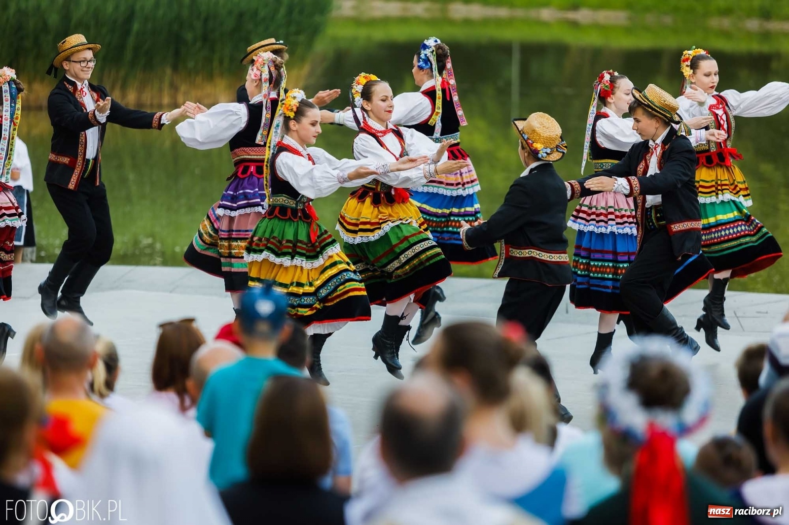 Zdjęcie w galerii na portalu naszraciborz.pl: W poszukiwaniu kwiatu paproci. Noc Świętojańska w parku im. Miasta Roth [WIDEO] wiadomości z regionu