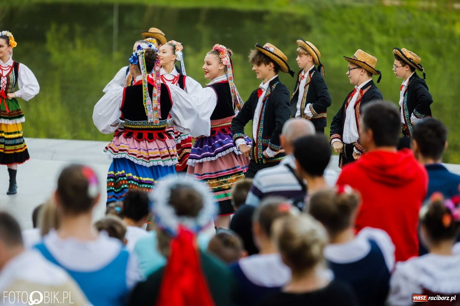 Zdjęcie w galerii na portalu naszraciborz.pl: W poszukiwaniu kwiatu paproci. Noc Świętojańska w parku im. Miasta Roth [WIDEO] wiadomości z regionu