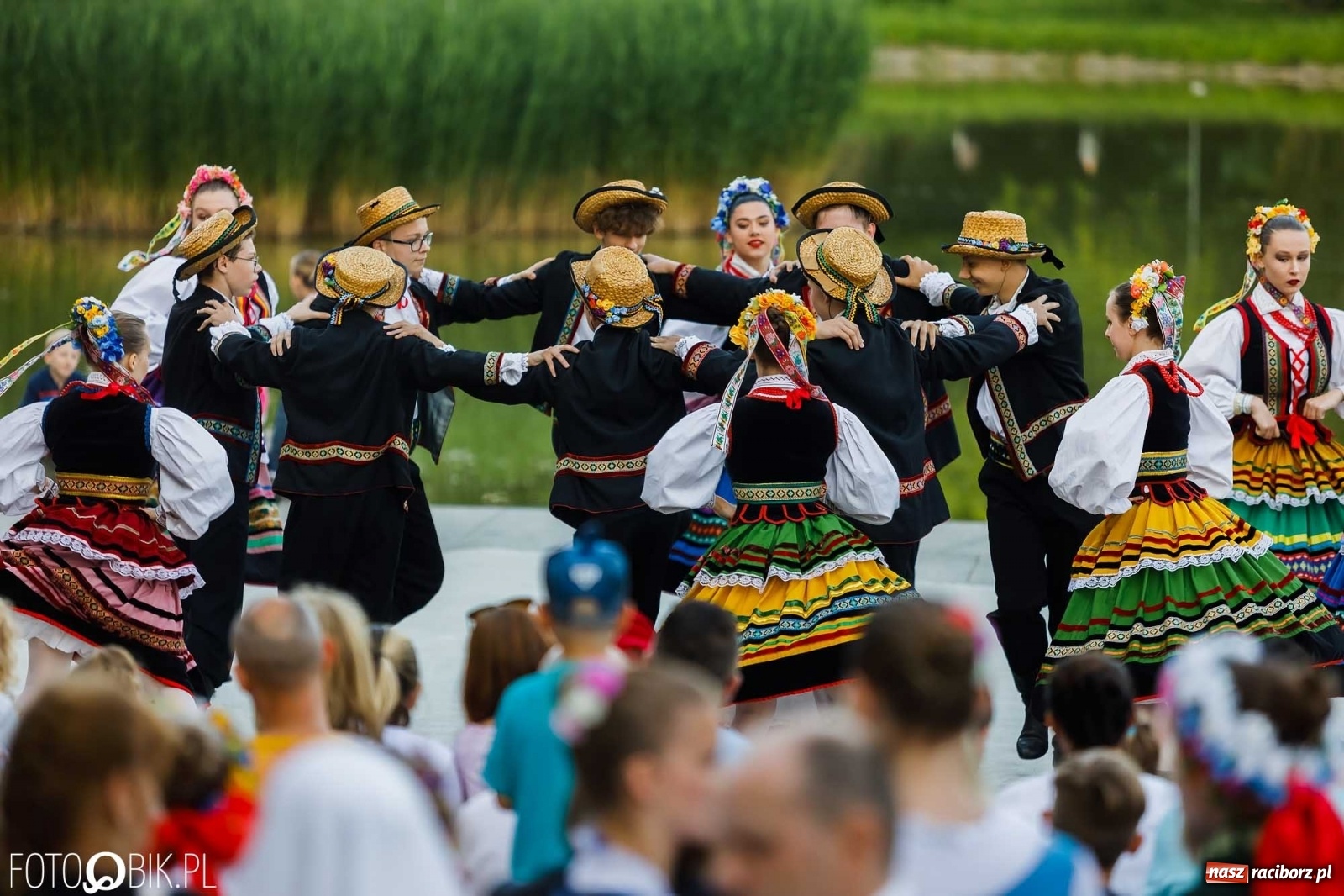 Zdjęcie w galerii na portalu naszraciborz.pl: W poszukiwaniu kwiatu paproci. Noc Świętojańska w parku im. Miasta Roth [WIDEO] wiadomości z regionu