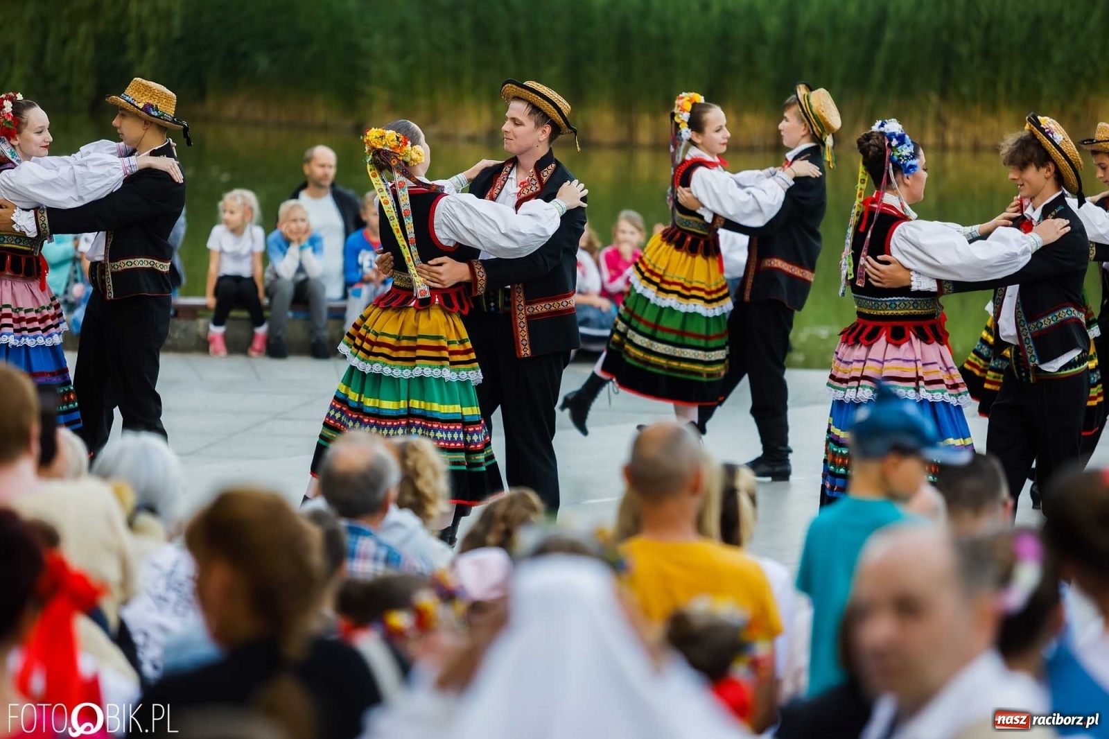 Zdjęcie w galerii na portalu naszraciborz.pl: W poszukiwaniu kwiatu paproci. Noc Świętojańska w parku im. Miasta Roth [WIDEO] wiadomości z regionu
