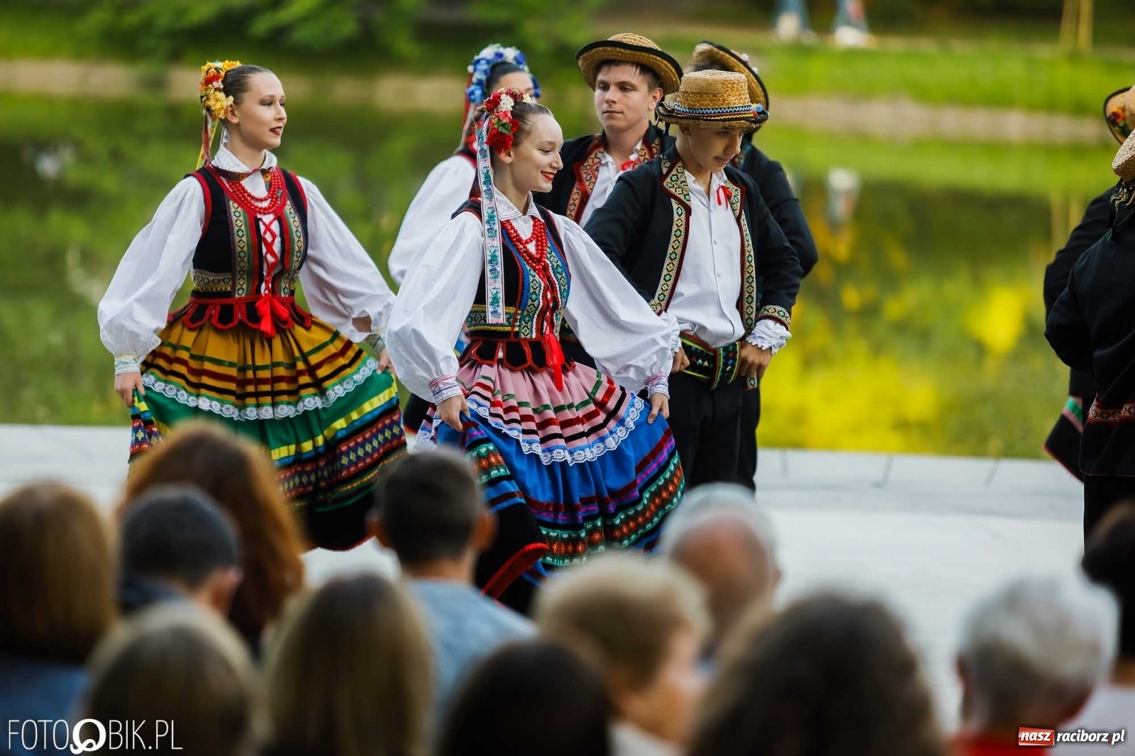 Zdjęcie w galerii na portalu naszraciborz.pl: W poszukiwaniu kwiatu paproci. Noc Świętojańska w parku im. Miasta Roth [WIDEO] wiadomości z regionu