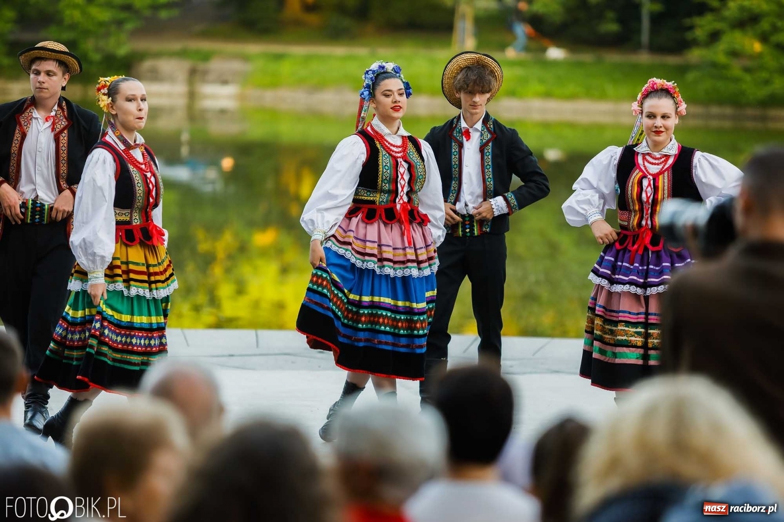 Zdjęcie w galerii na portalu naszraciborz.pl: W poszukiwaniu kwiatu paproci. Noc Świętojańska w parku im. Miasta Roth [WIDEO] wiadomości z regionu