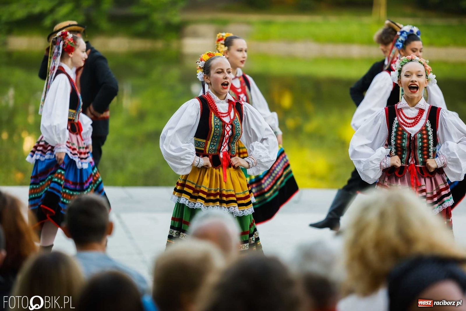 Zdjęcie w galerii na portalu naszraciborz.pl: W poszukiwaniu kwiatu paproci. Noc Świętojańska w parku im. Miasta Roth [WIDEO] wiadomości z regionu
