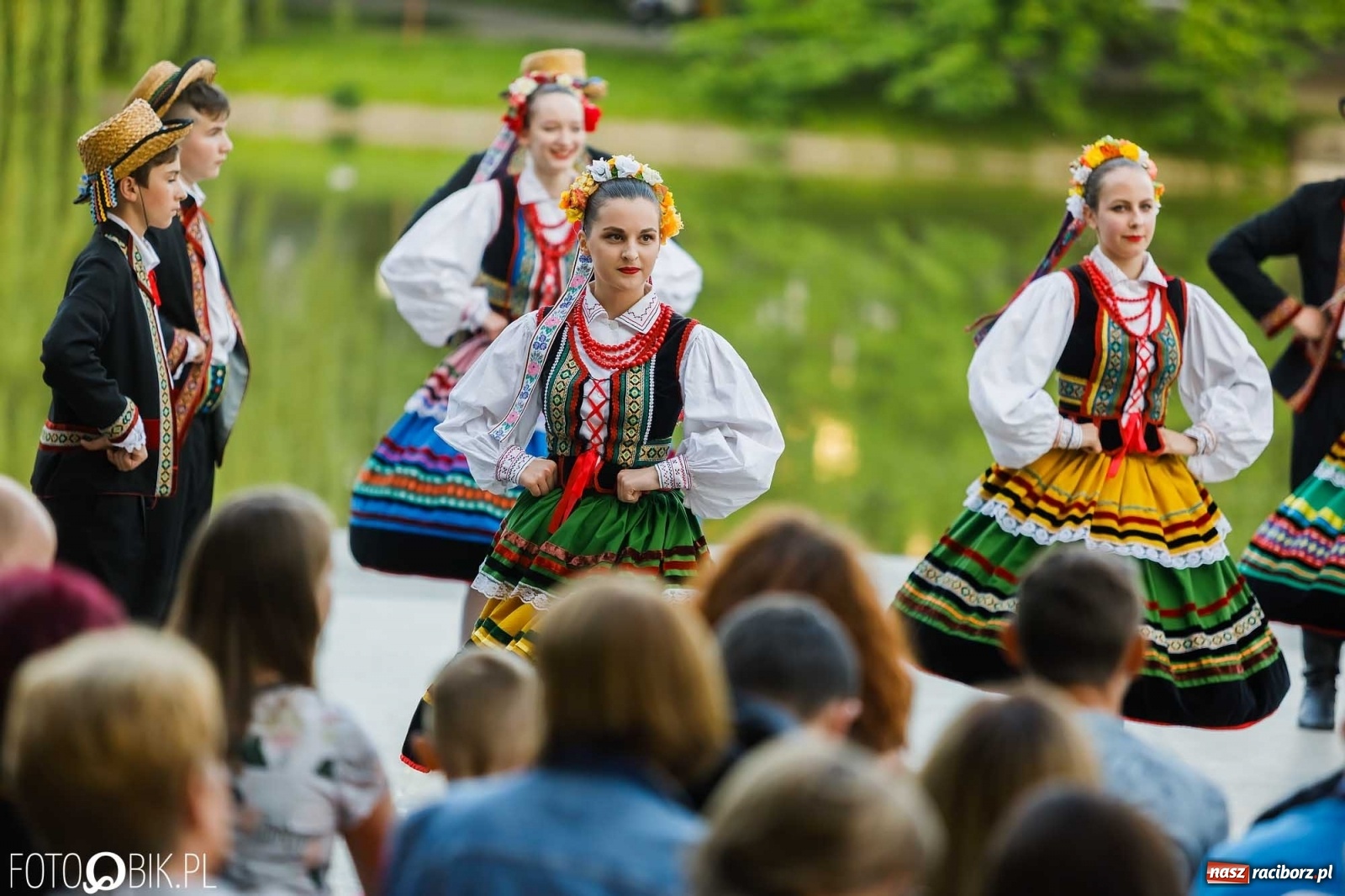 Zdjęcie w galerii na portalu naszraciborz.pl: W poszukiwaniu kwiatu paproci. Noc Świętojańska w parku im. Miasta Roth [WIDEO] wiadomości z regionu